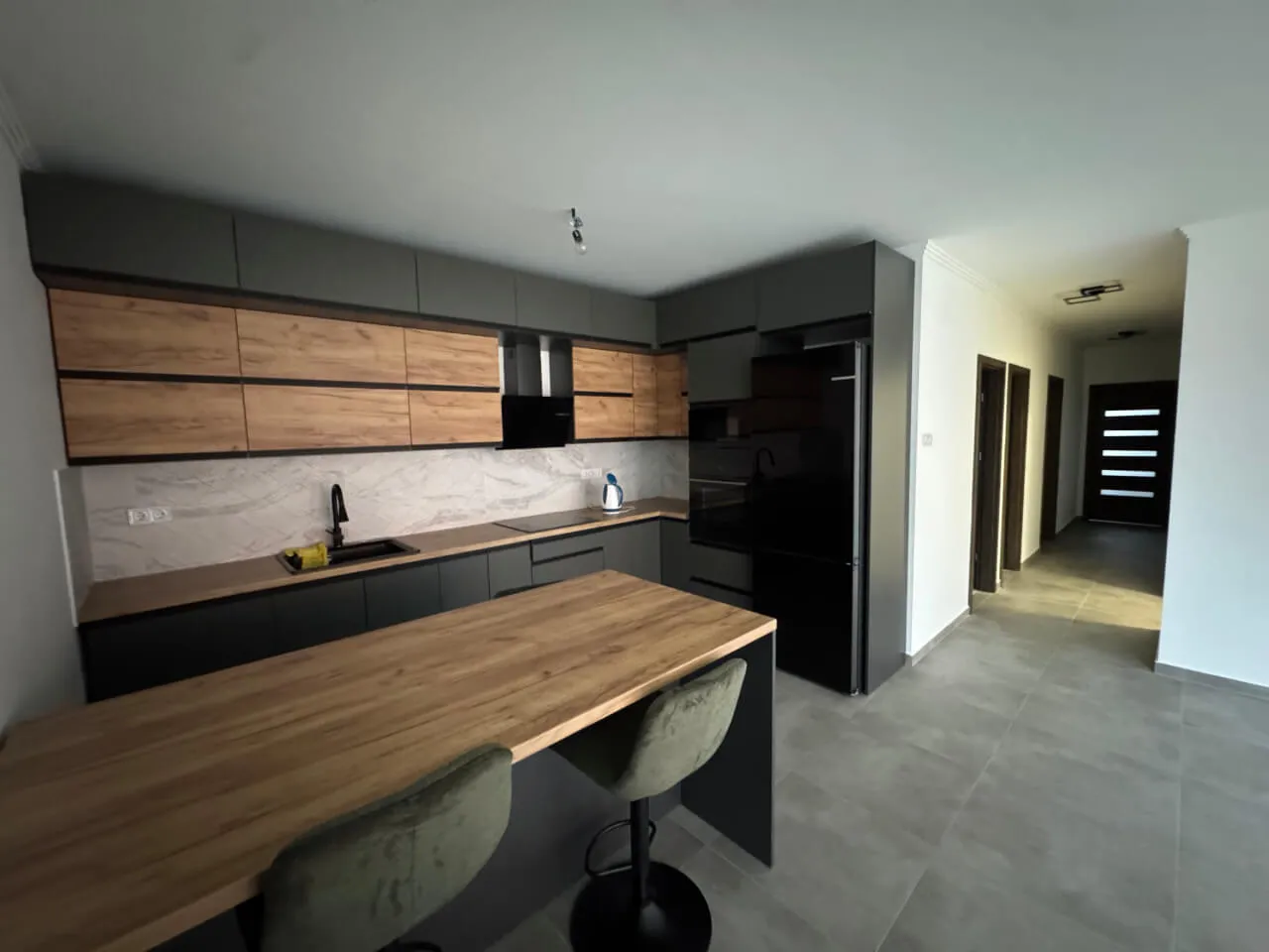 Pazonybau generálkivitelezés által épült modern családi ház, energiatakarékos megoldásokkal.