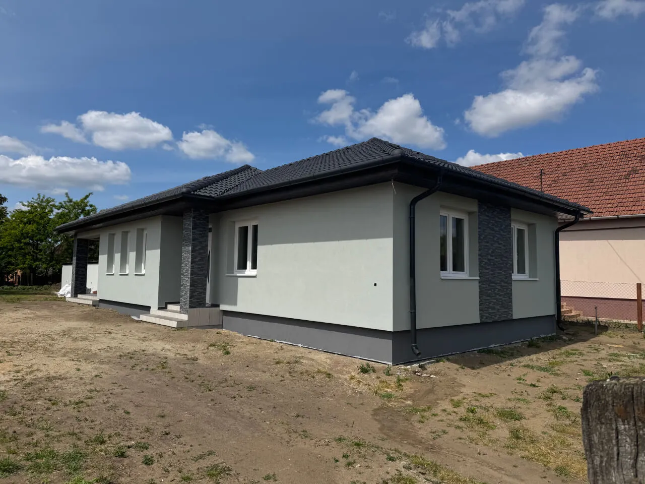Pazonybau generálkivitelezés által épített modern családi ház, energiatakarékos megoldásokkal.