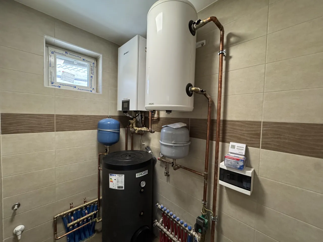 Pazonybau generálkivitelezés által épített modern családi ház, energiatakarékos megoldásokkal.