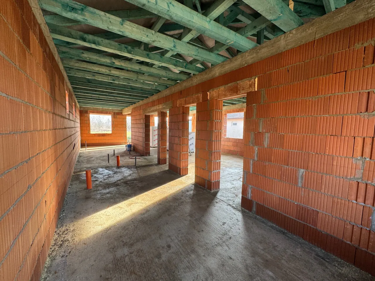 Pazonybau generálkivitelezés által épülő modern családi ház, energiatakarékos megoldásokkal.