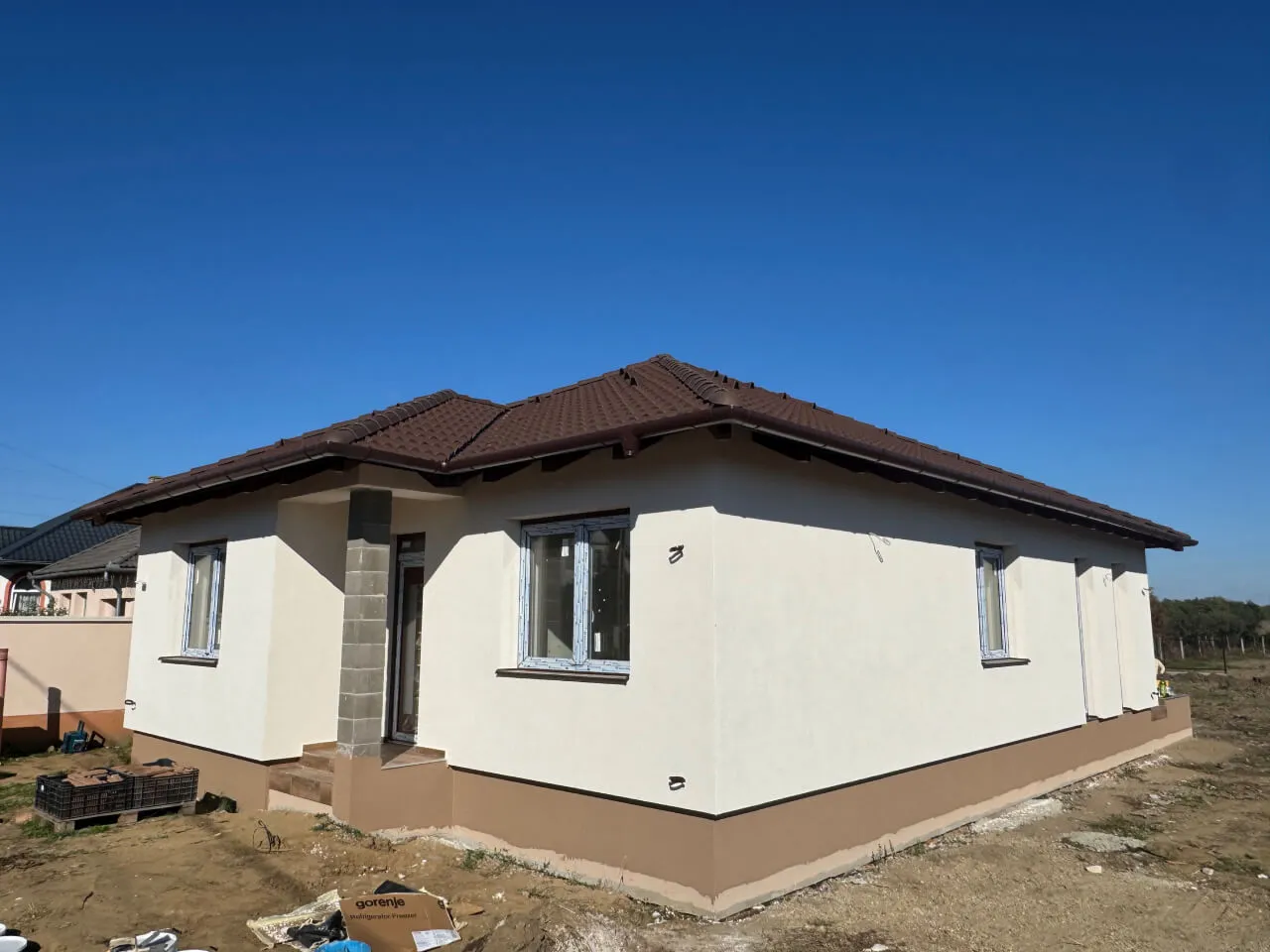 Pazonybau generálkivitelezés által épített modern családi ház, energiatakarékos megoldásokkal.