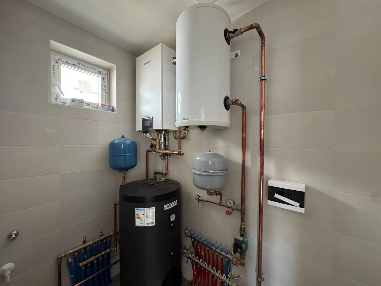 Pazonybau generálkivitelezés által épített modern családi ház, energiatakarékos megoldásokkal.