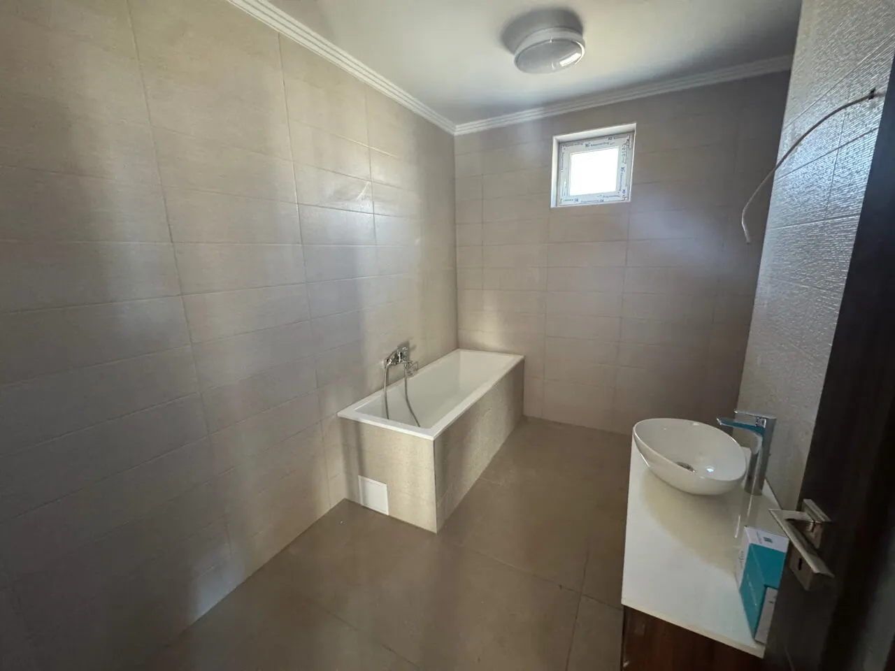 Pazonybau generálkivitelezés által épített modern családi ház, energiatakarékos megoldásokkal.