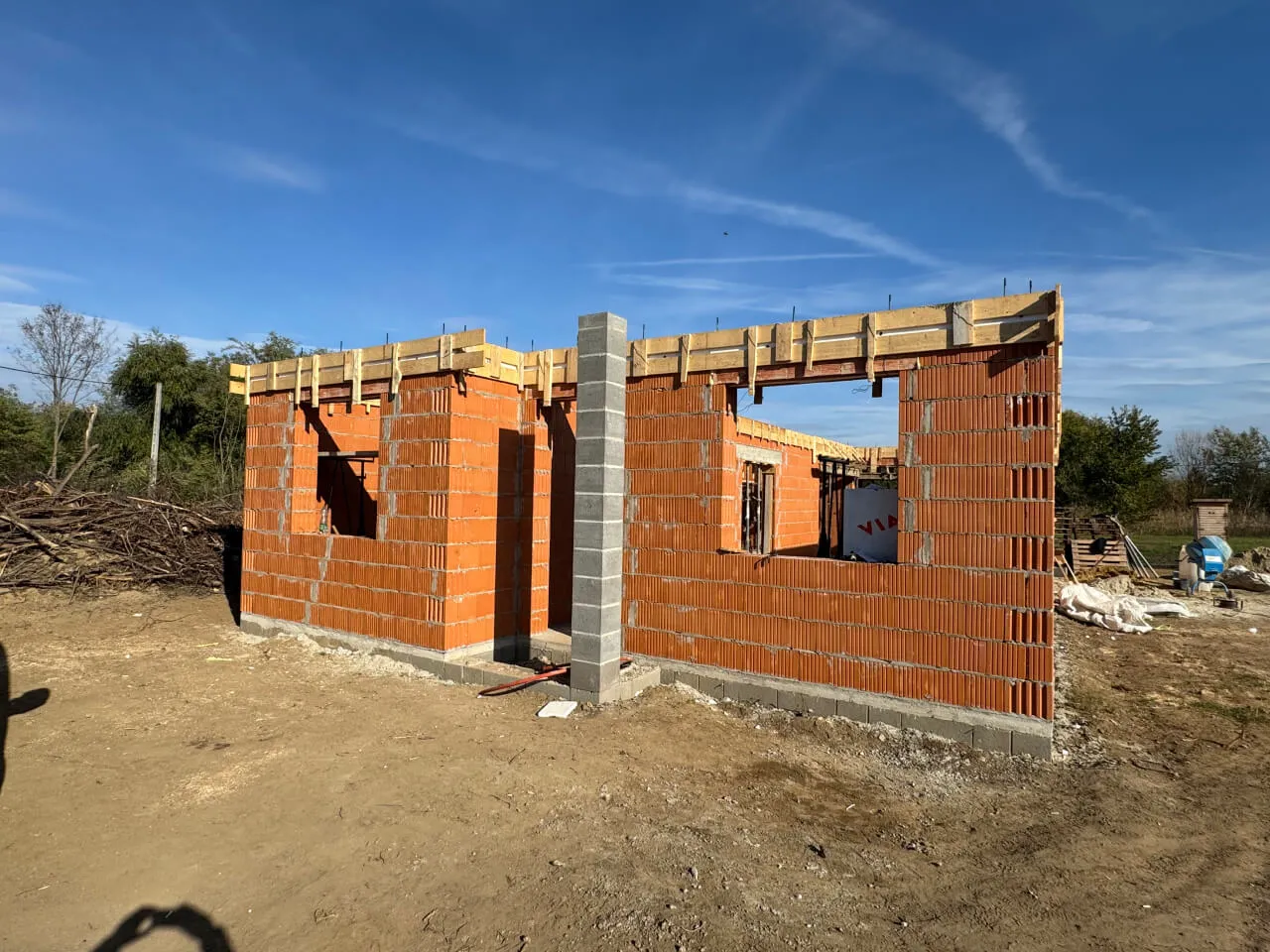 Pazonybau generálkivitelezés által épülő modern családi ház, energiatakarékos megoldásokkal.