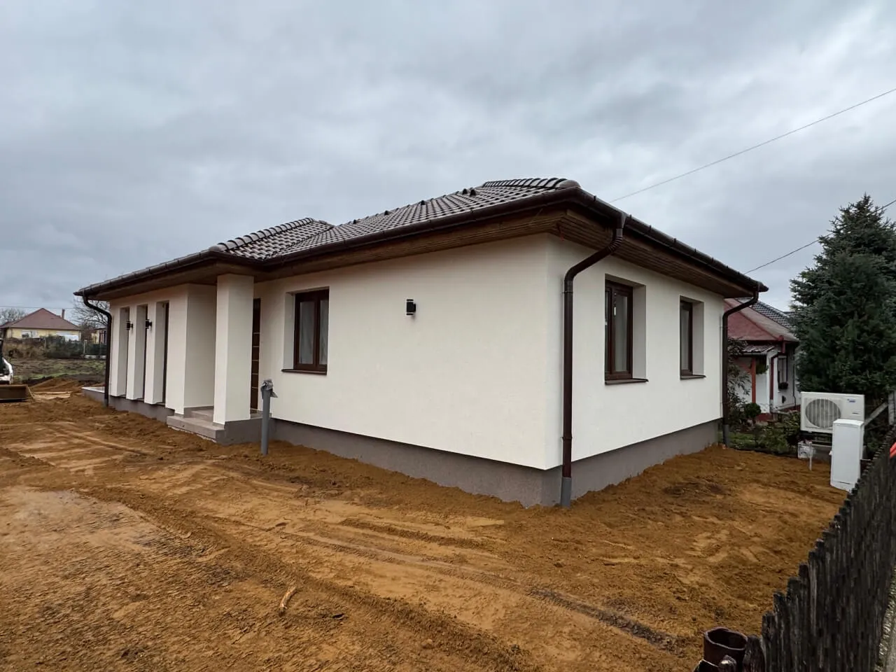 Pazonybau generálkivitelezés által épült modern családi ház, energiatakarékos megoldásokkal.