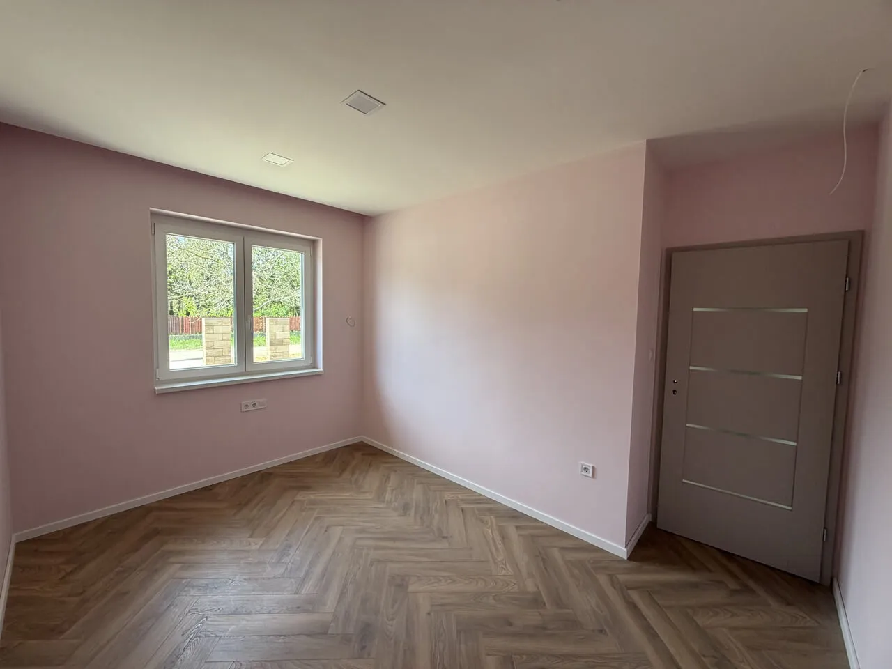 Pazonybau generálkivitelezés által épített modern családi ház, energiatakarékos megoldásokkal.