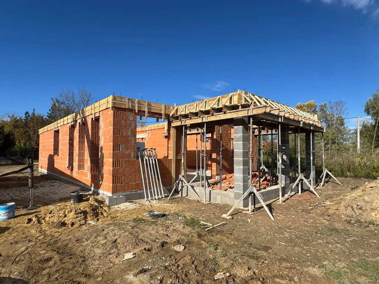 Pazonybau generálkivitelezés által épülő modern családi ház, energiatakarékos megoldásokkal.