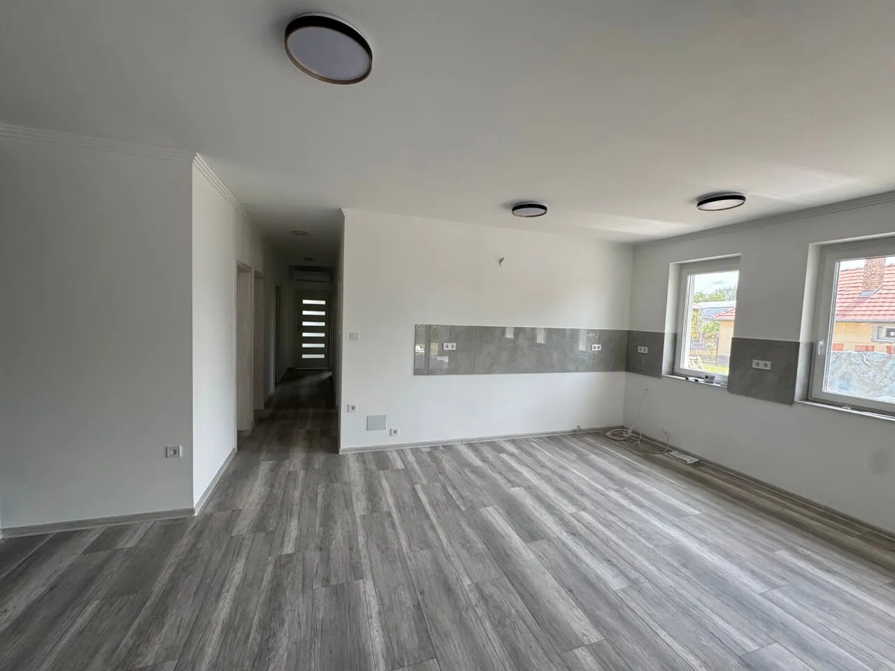 Pazonybau generálkivitelezés által épített modern családi ház, energiatakarékos megoldásokkal.