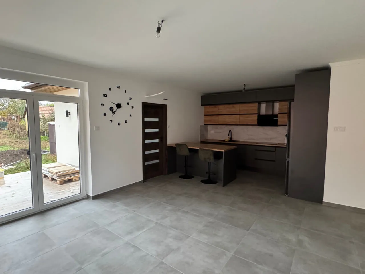 Pazonybau generálkivitelezés által épült modern családi ház, energiatakarékos megoldásokkal.