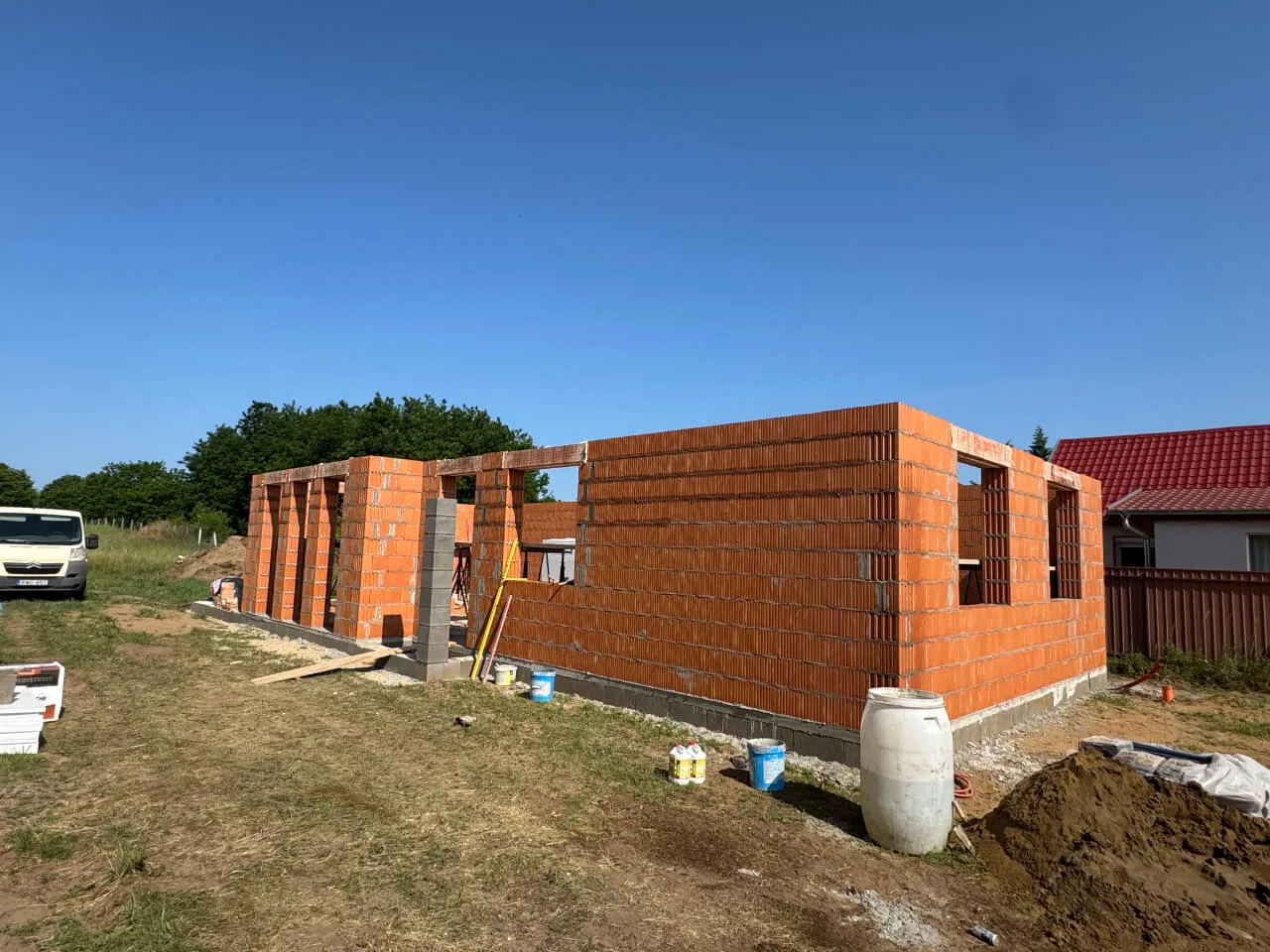 Pazonybau generálkivitelezés által épülő modern családi ház, energiatakarékos megoldásokkal.