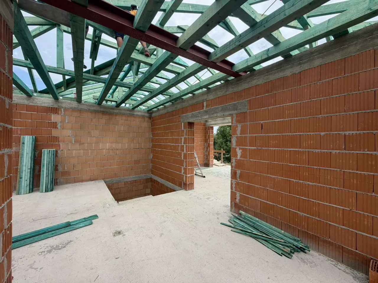 Pazonybau generálkivitelezés által épülő modern családi ház, energiatakarékos megoldásokkal.