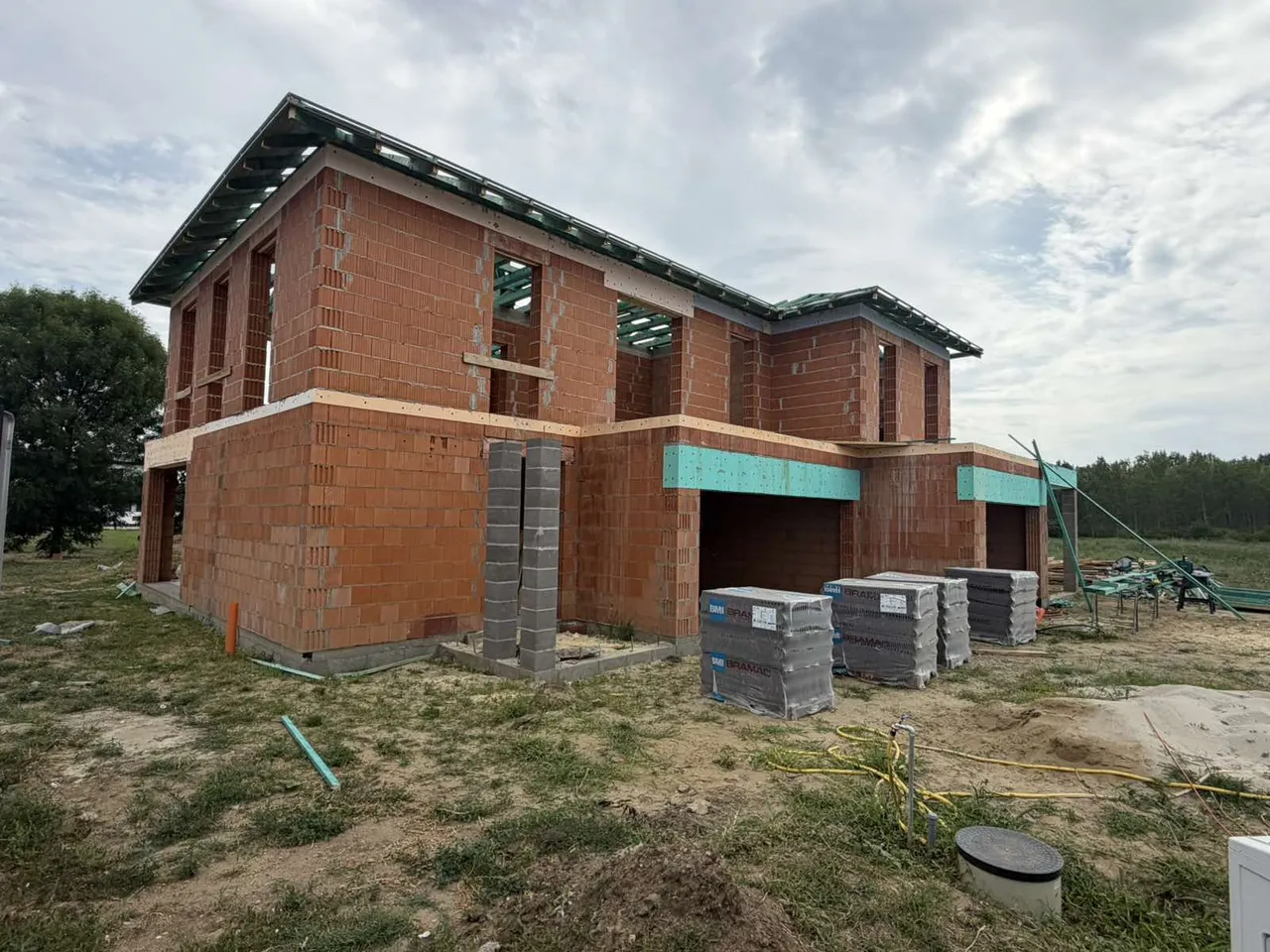 Pazonybau generálkivitelezés által épülő modern családi ház, energiatakarékos megoldásokkal.