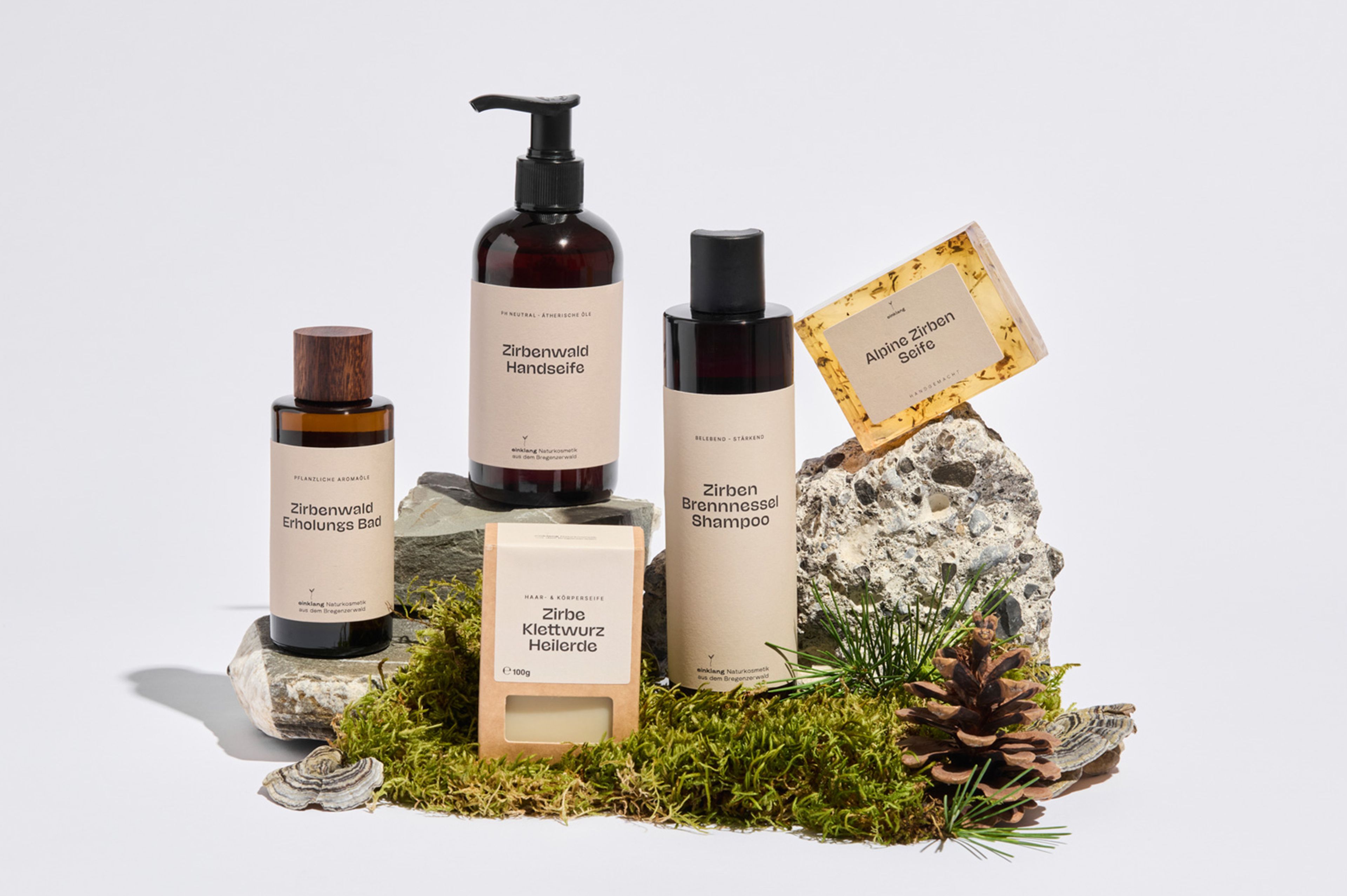 alle Himmelgrün Produkte schon aufdrappiert auf Moos. Seife, Shampoo, usw.