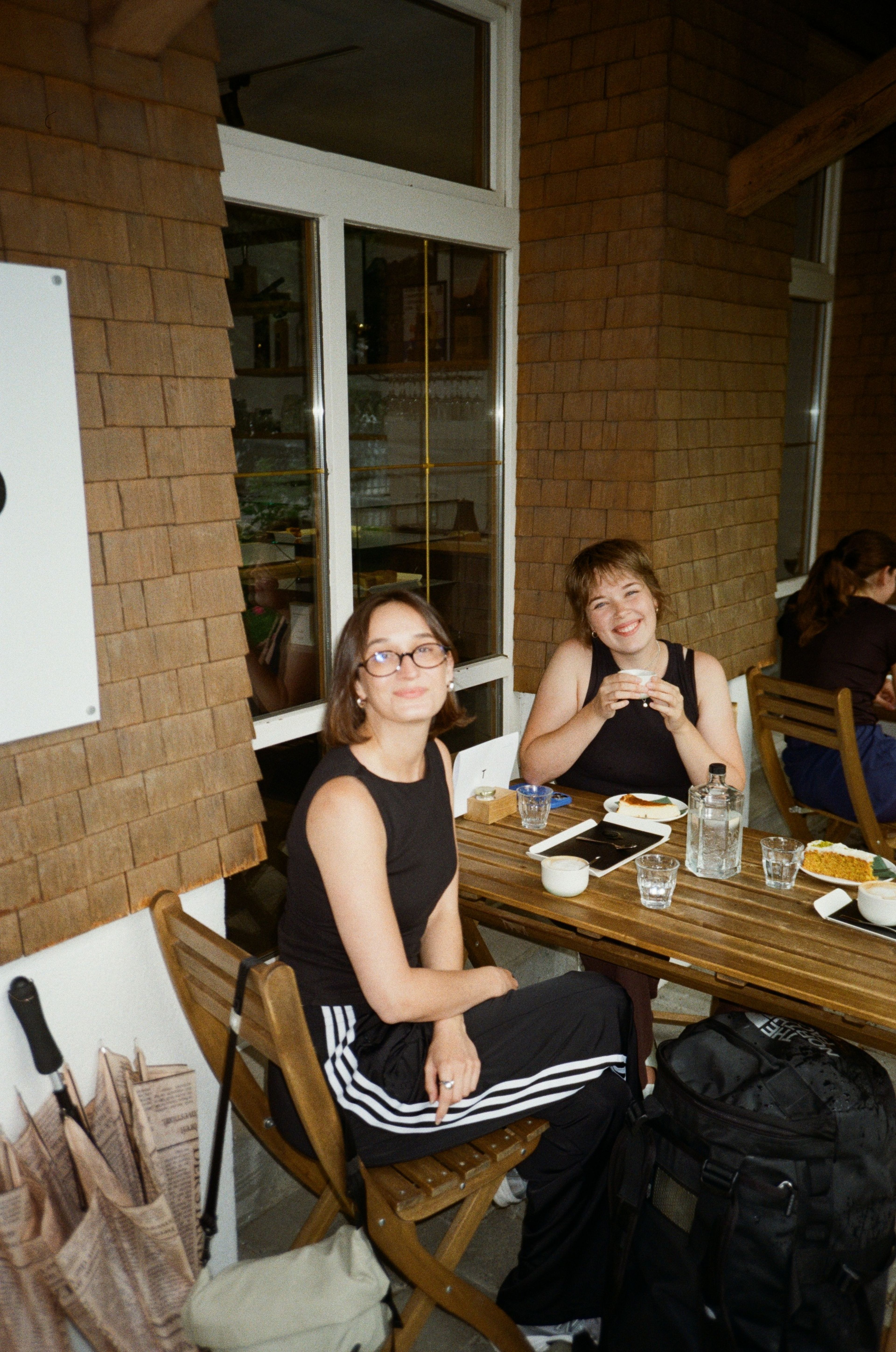 Lisa Maria und eine Freundin sitzen bei Trevo und trinken Kaffee