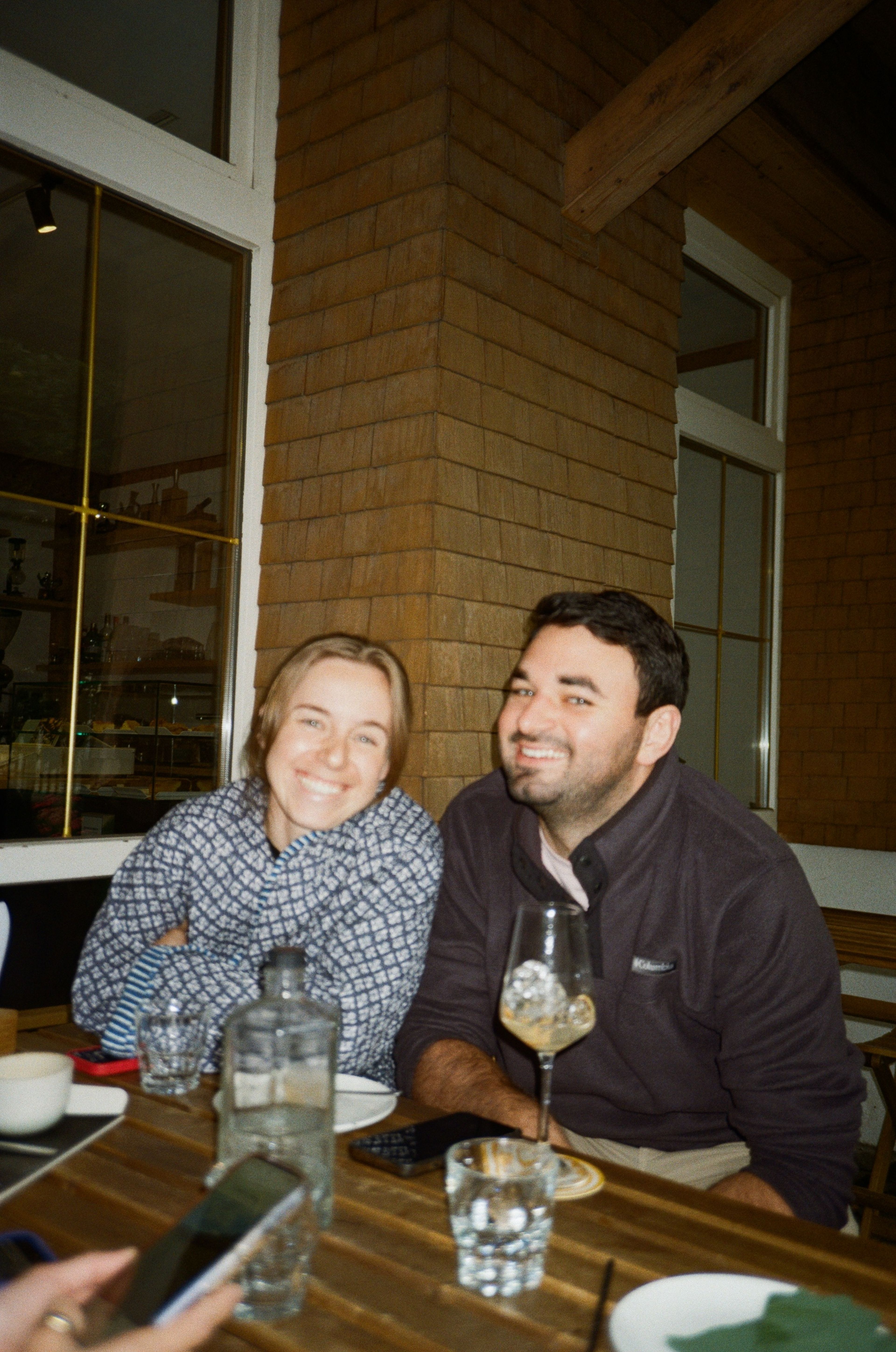 Benji und Helena sitzen bei Trevo und trinken etwas.