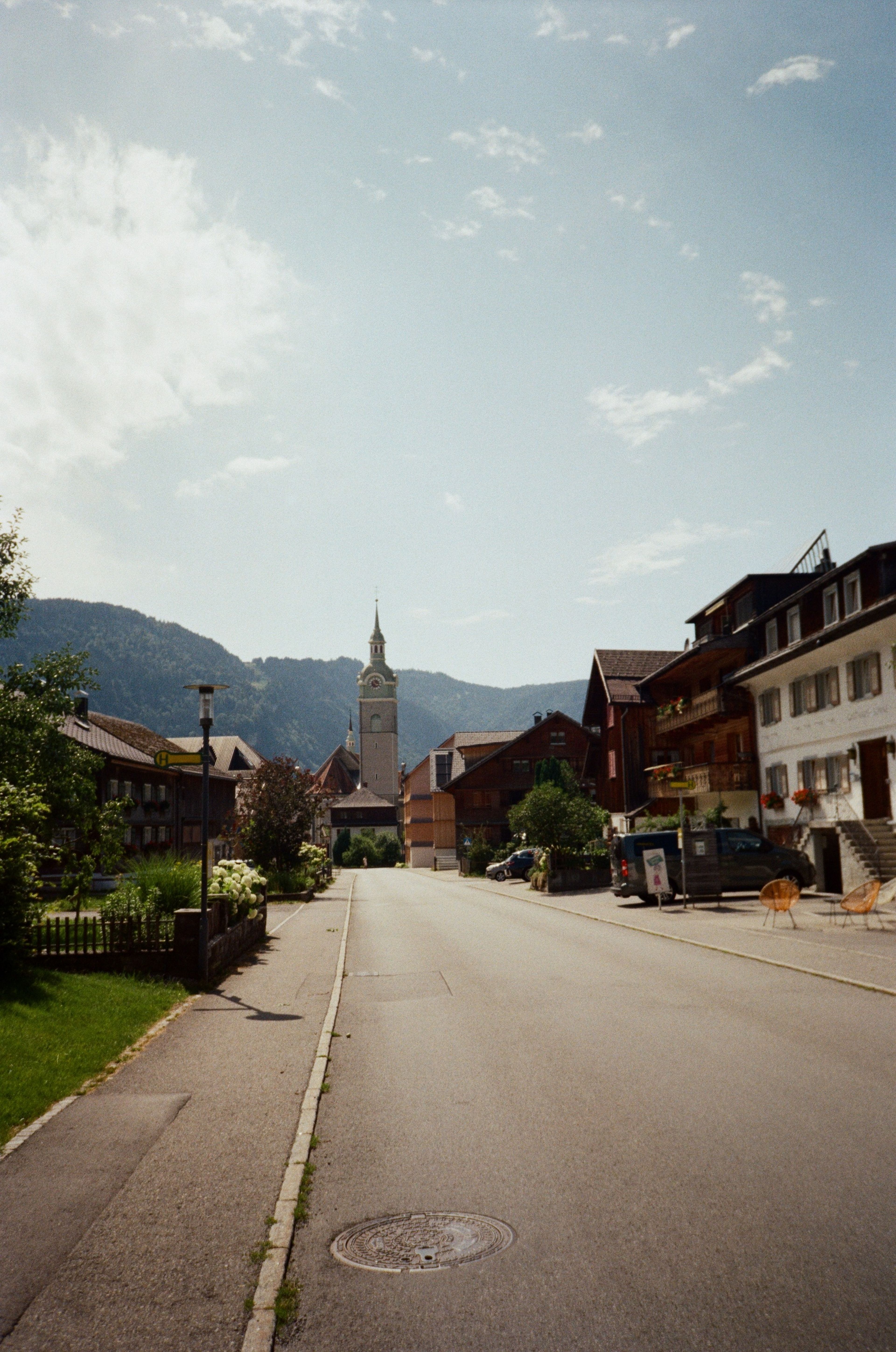 Sicht auf die Kirche und das Dorf Bezau