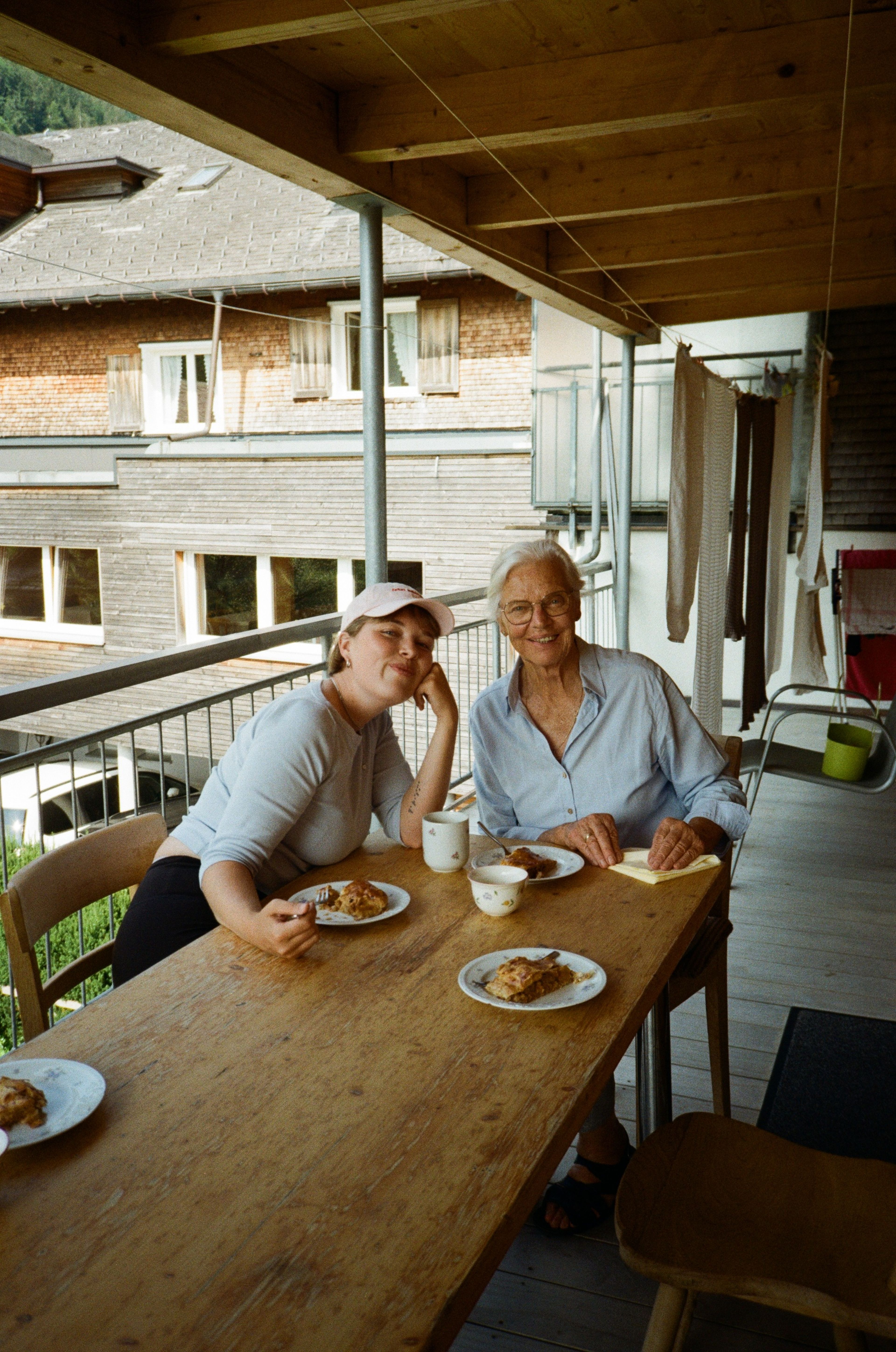 Oma Angelika und Lisa Maria beim Apfelstrudel essen auf dem Balkon