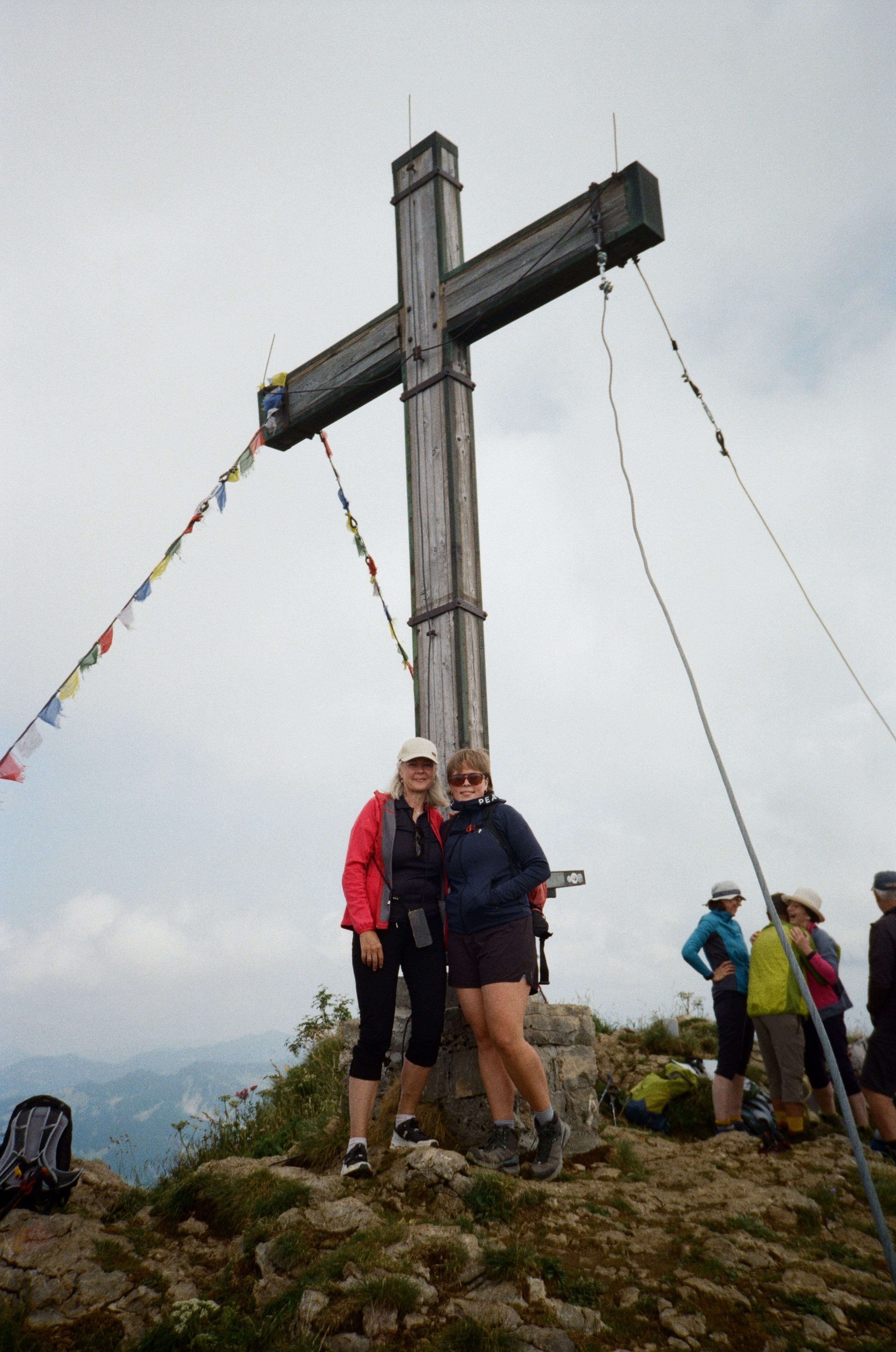Lisa Maria und Christine am Gipfelkreuz