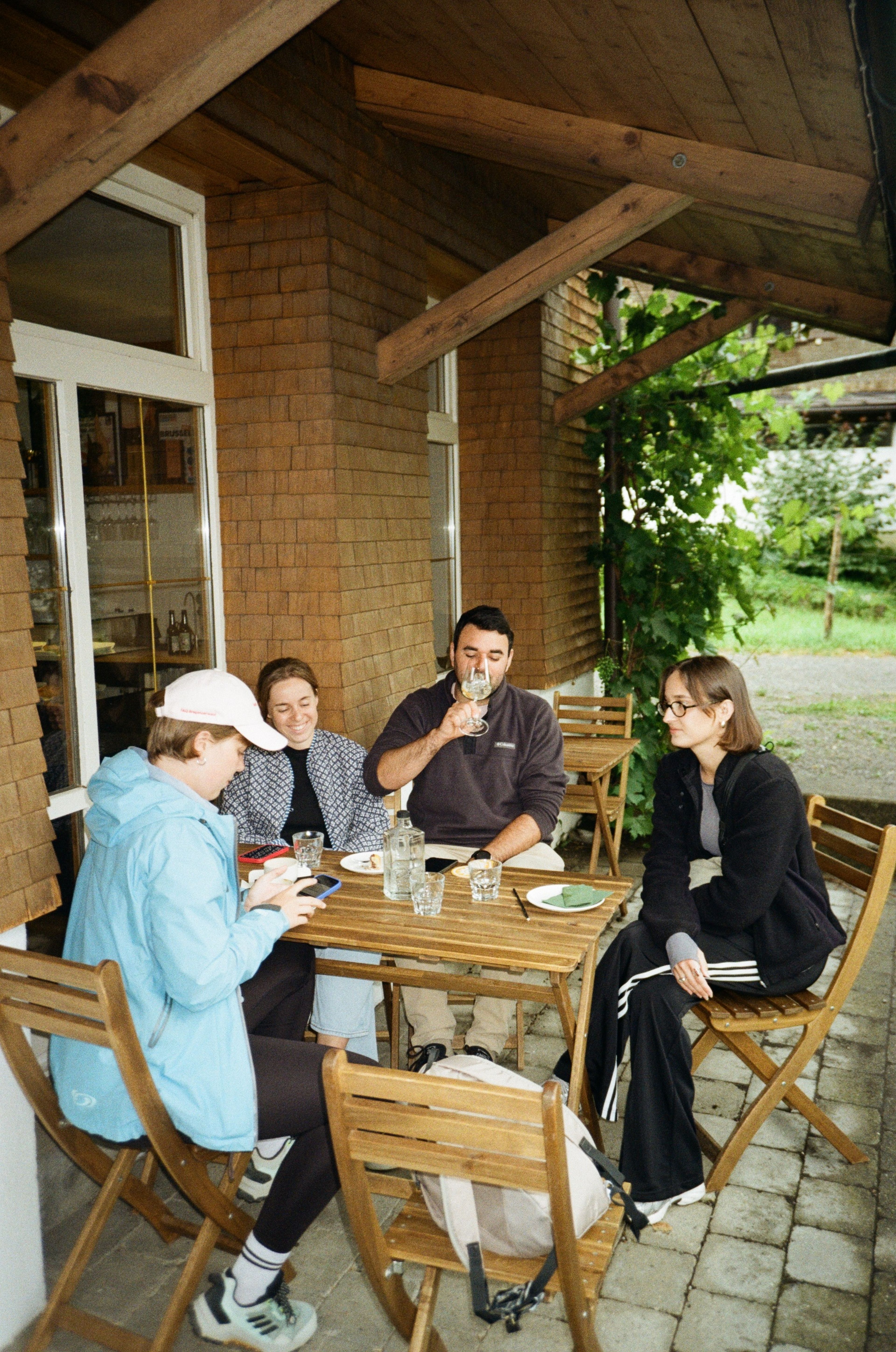 Freundesgruppe sitz bei Trevo