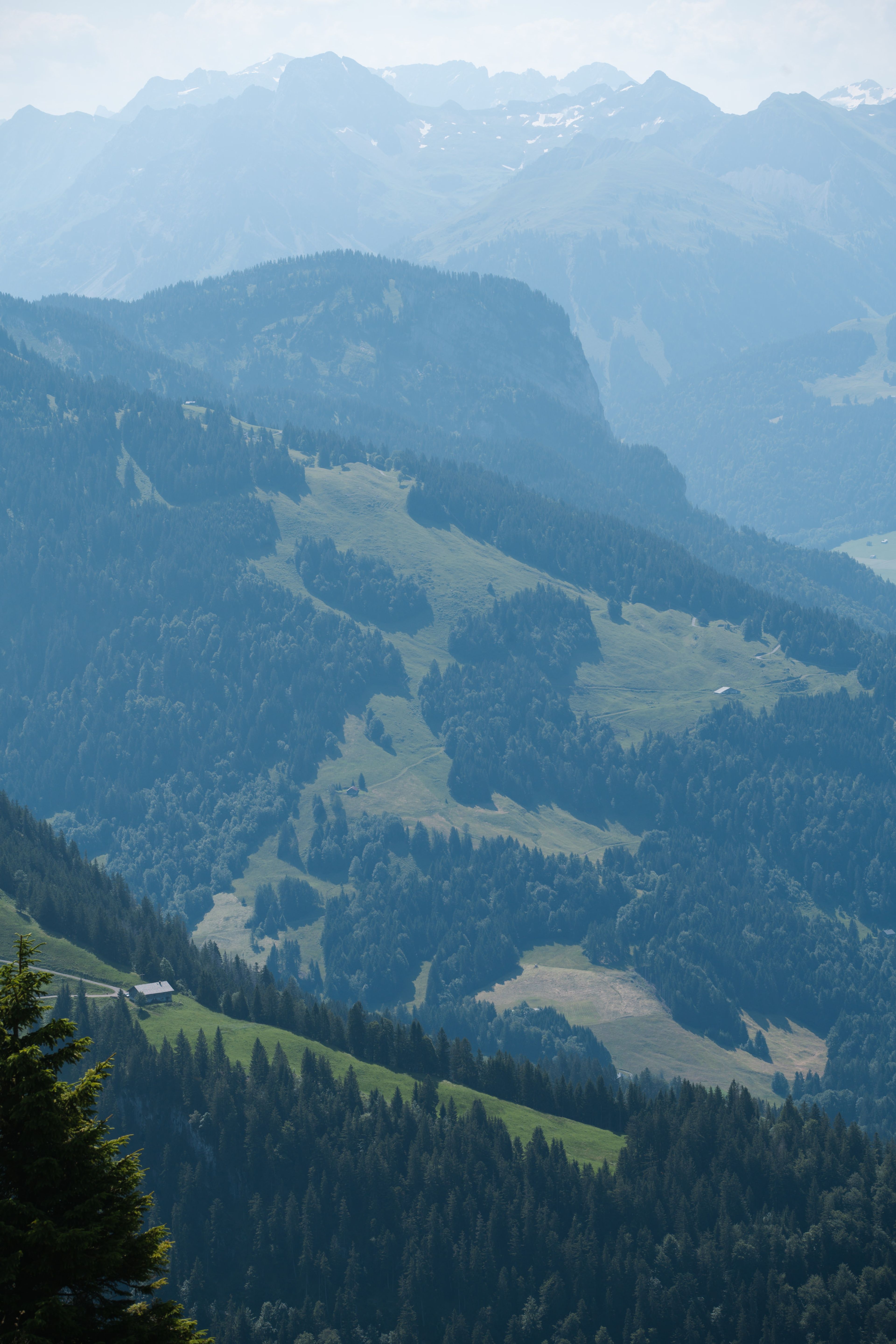 Berge und Hütte