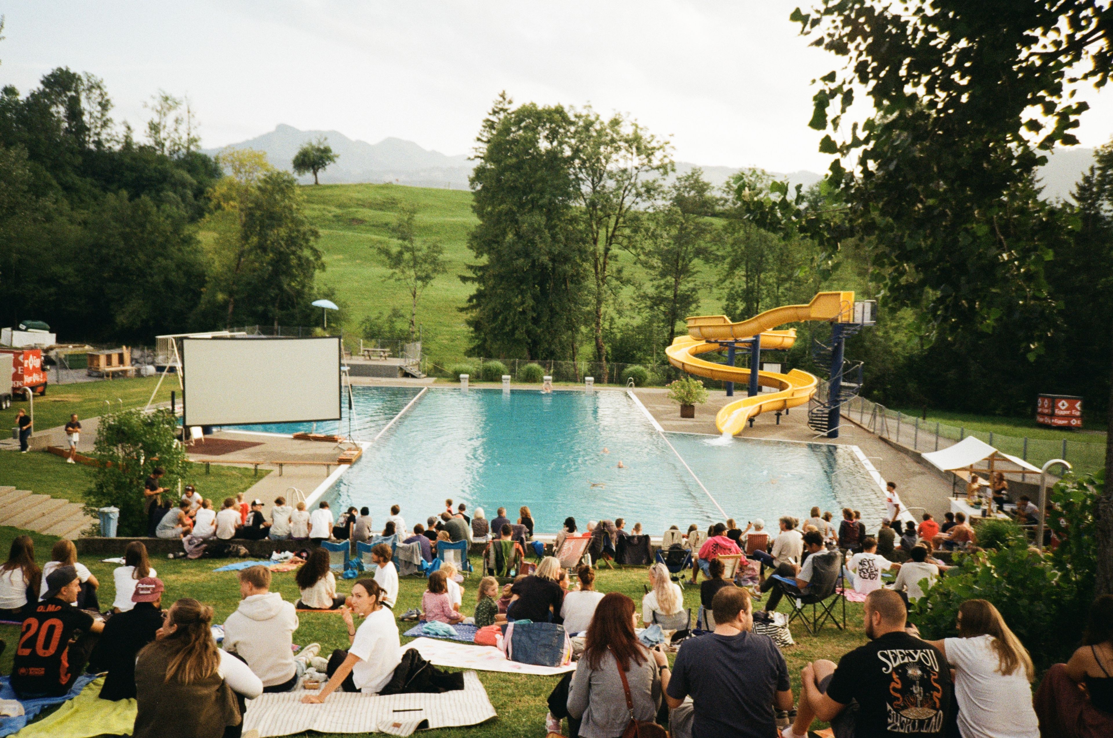 Poblic Viewing im Schwimmbad Egg