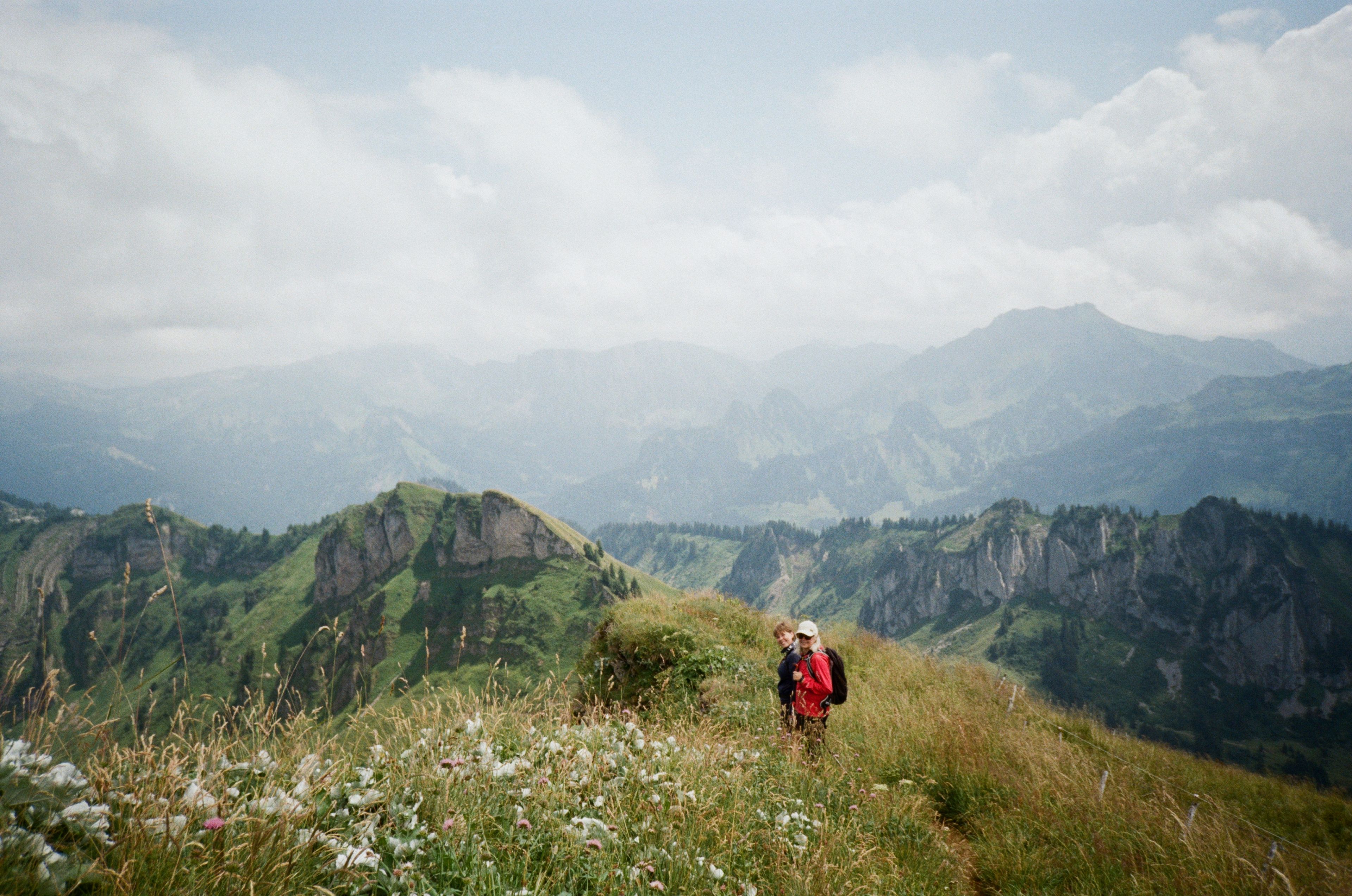 Christine und Lisa Maria beim Wandern auf der Winterstaude