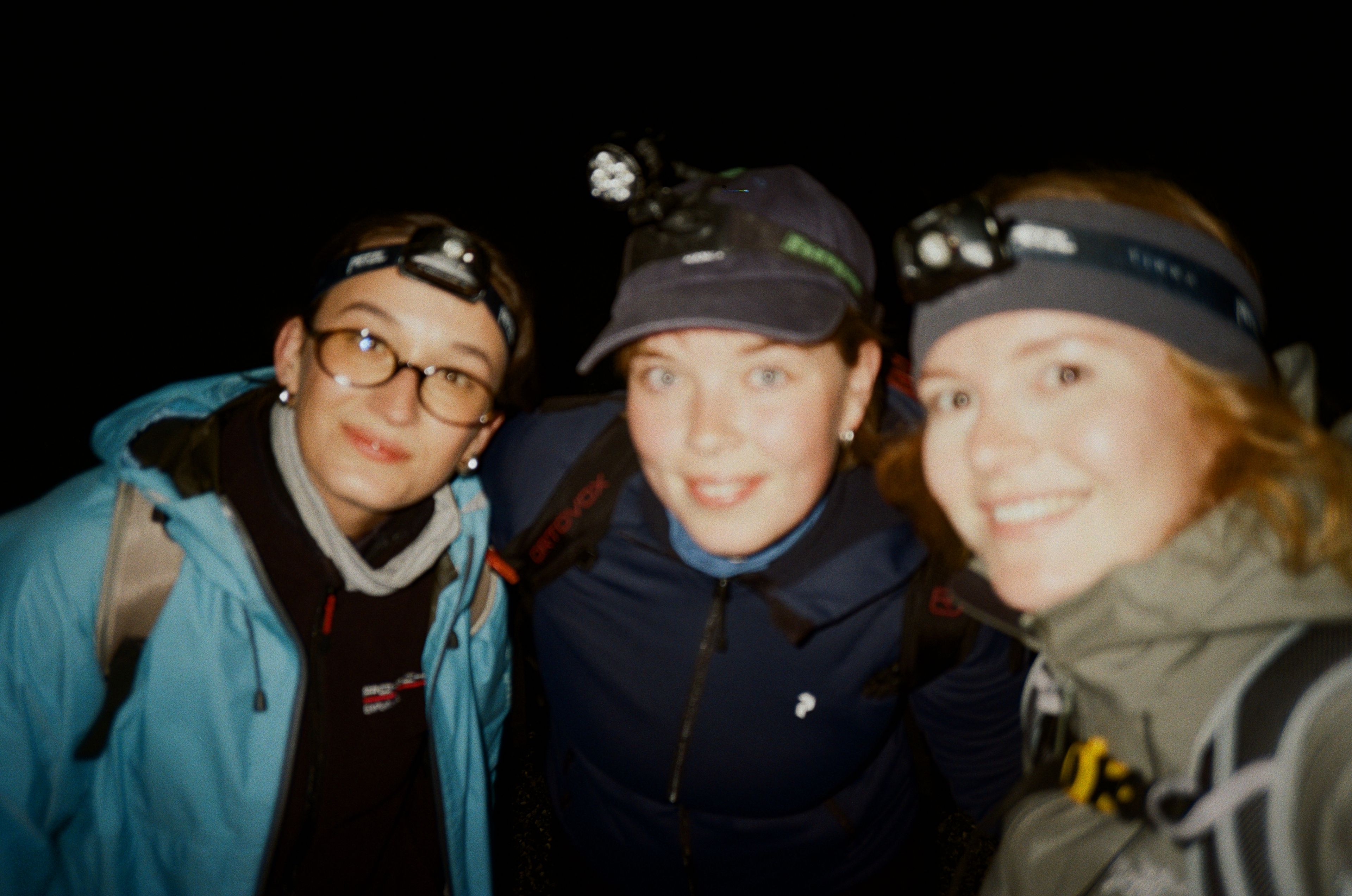 Lisa Maria und Freunde im Dunkeln beim Wandern