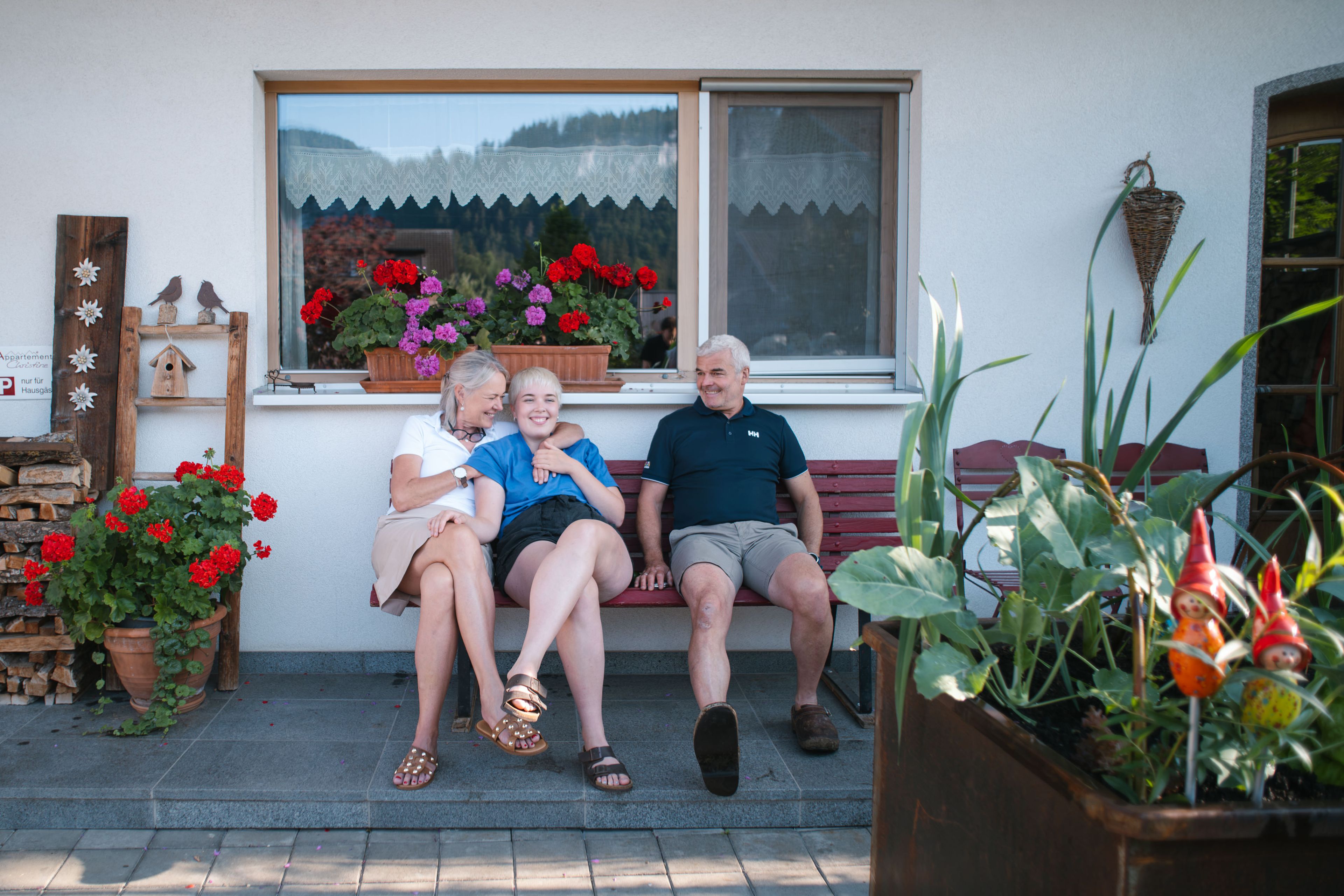 Familie auf Bank
