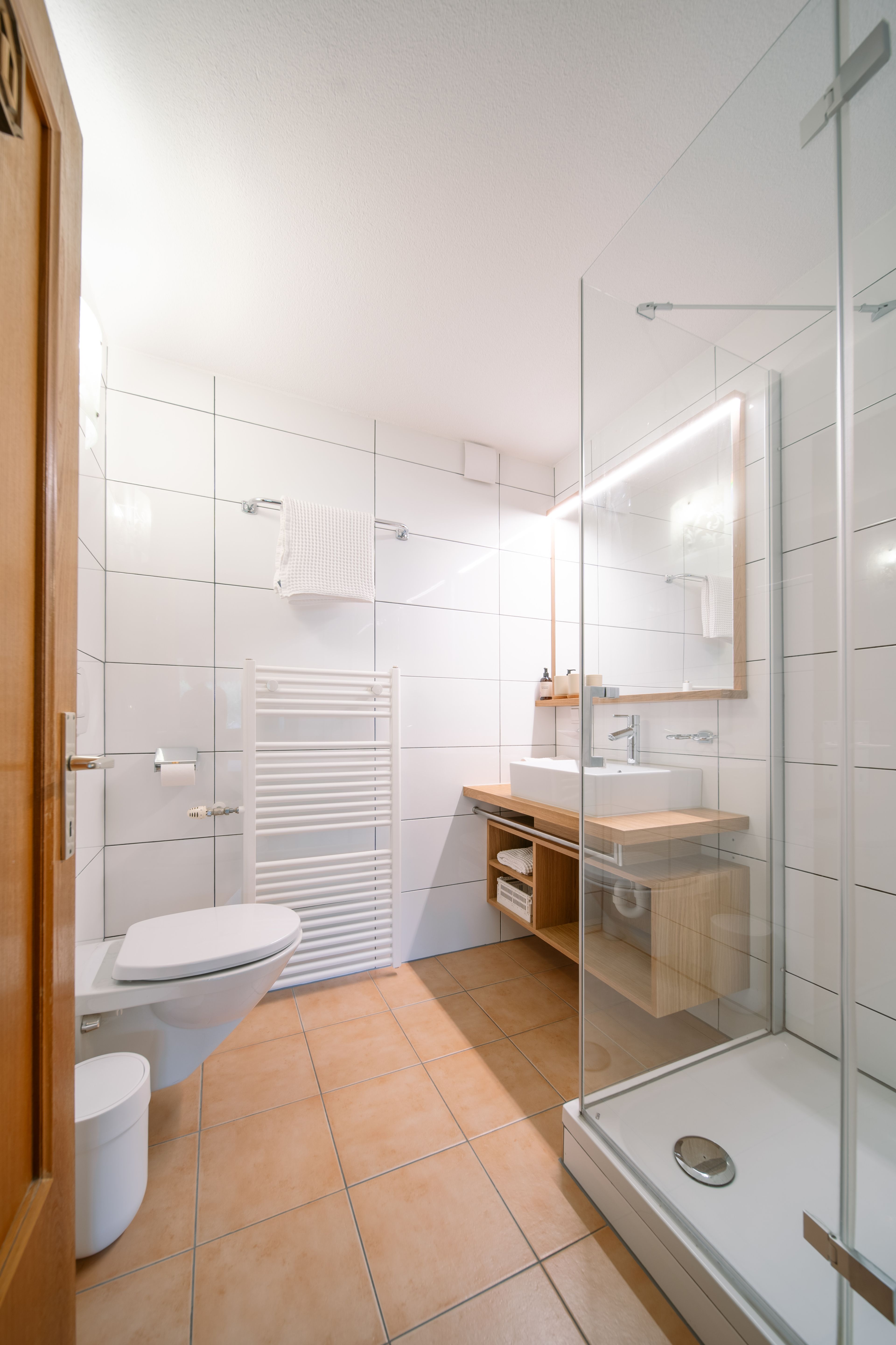 Badezimmer mit WC und Dusche