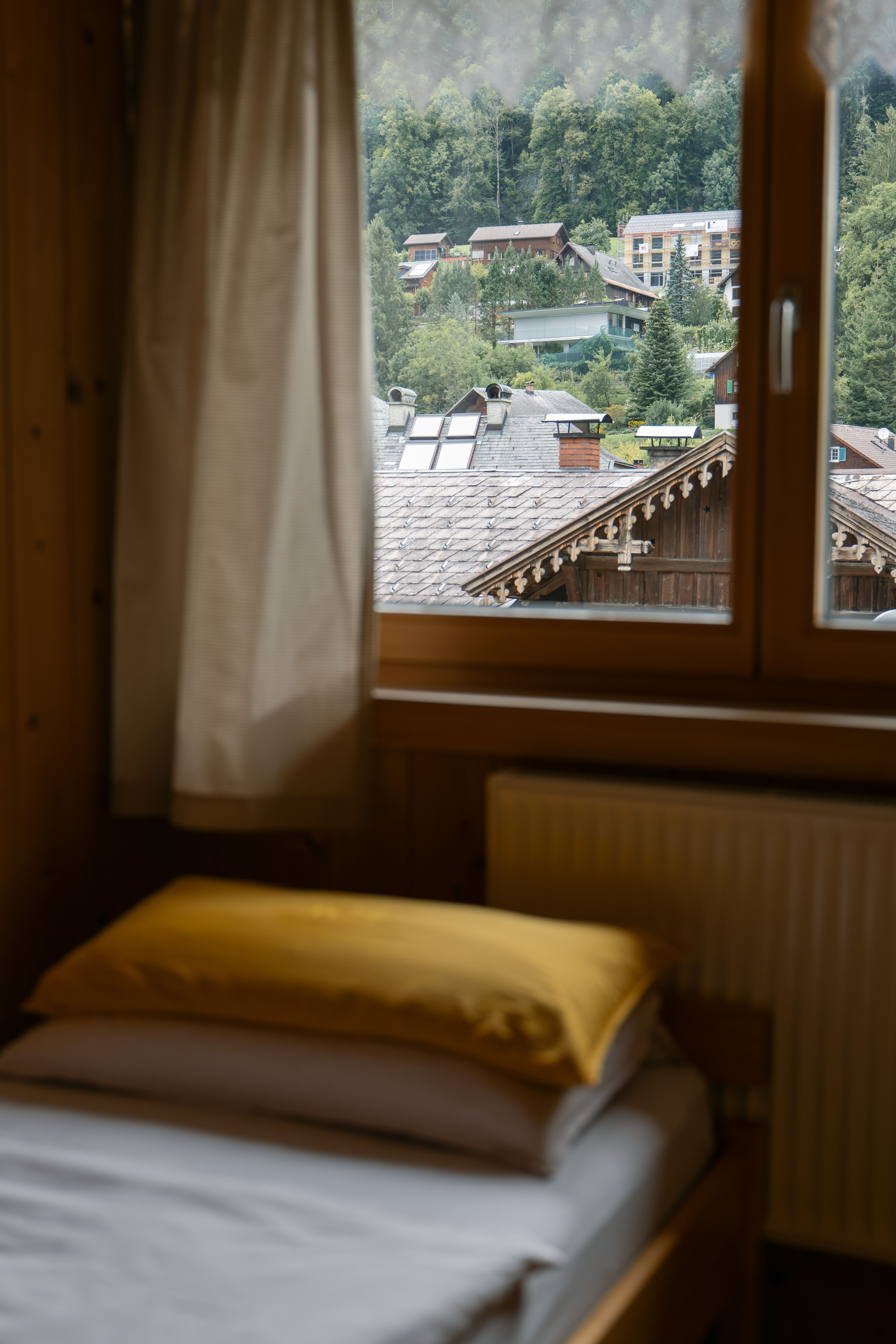 Bett und Aussicht aus den Fenster