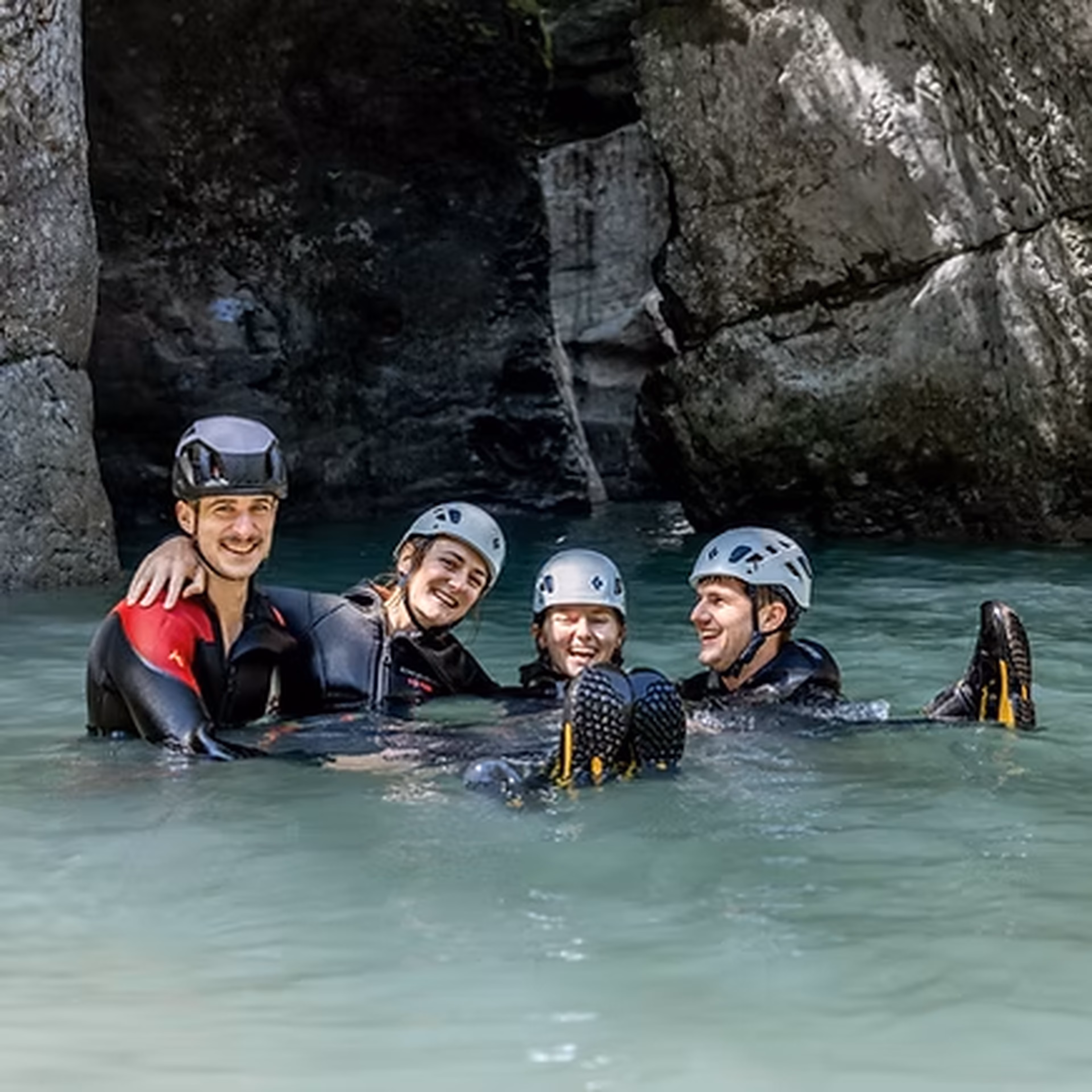 Gruppe hat Spaß beim Canyioning