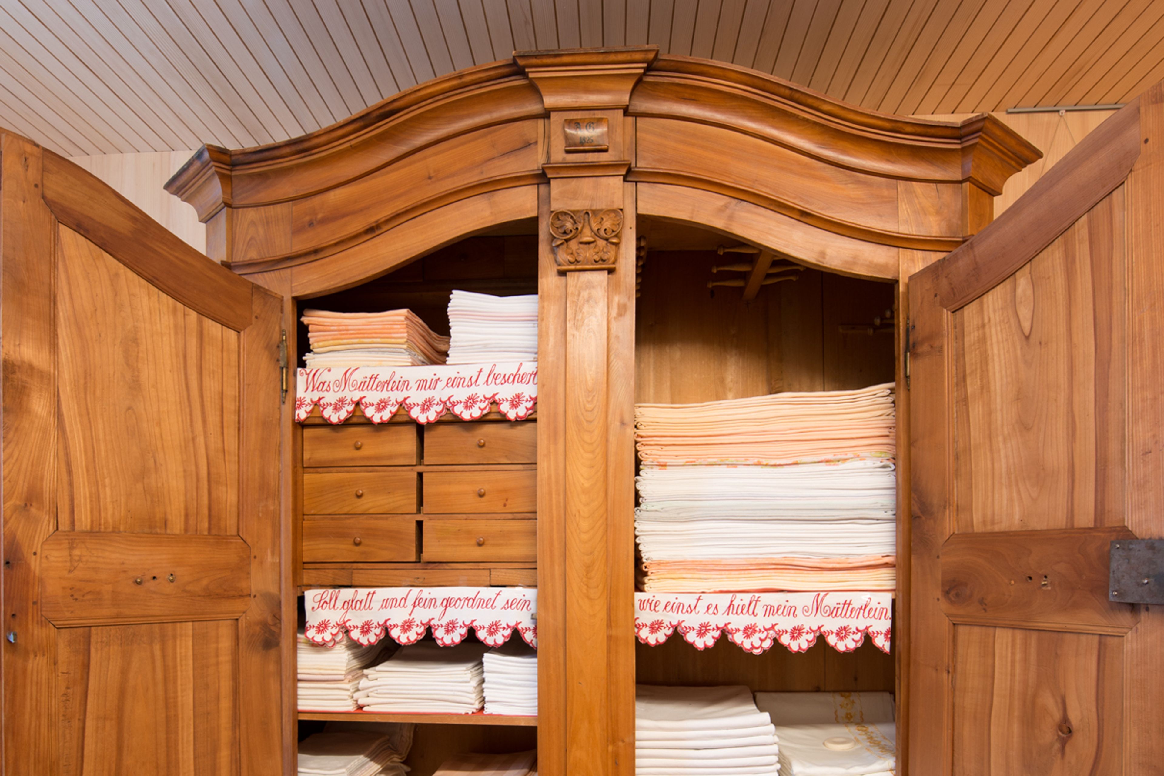 Alter Holz Wäscheschrank mit offenen Türen