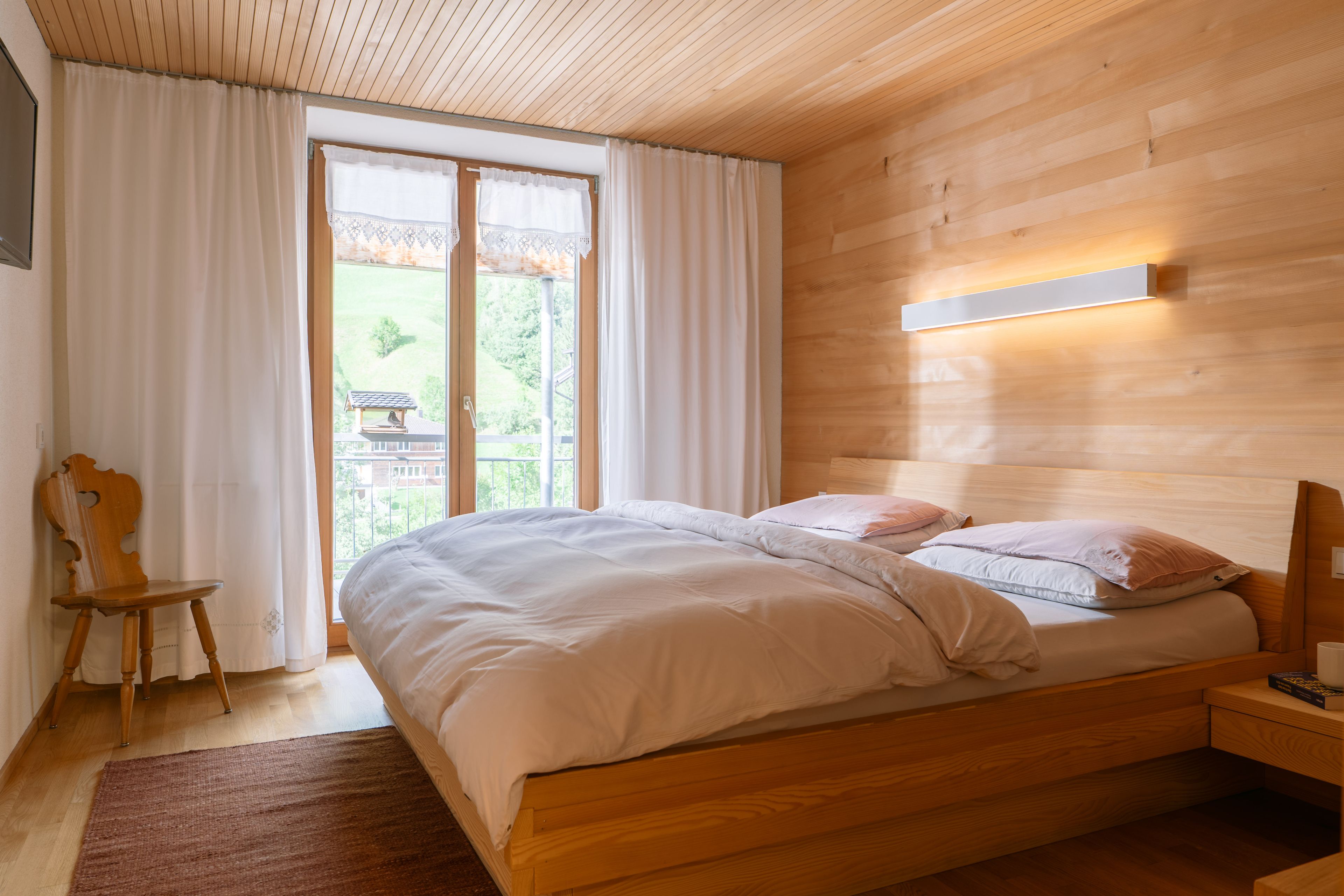 Schlafzimmer mit Doppelbett