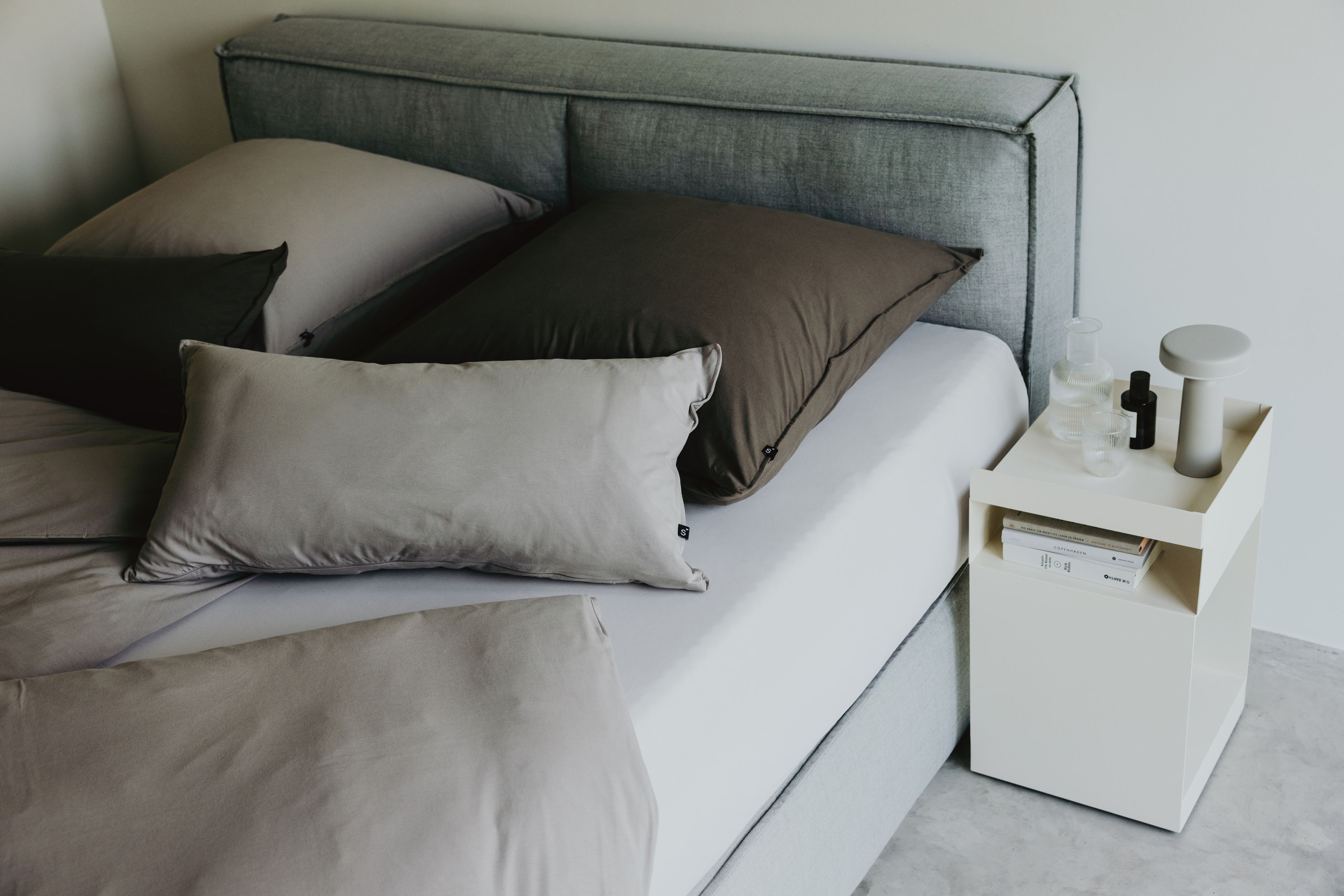 Bett mit Schlafgut Bettwäsche bezogen