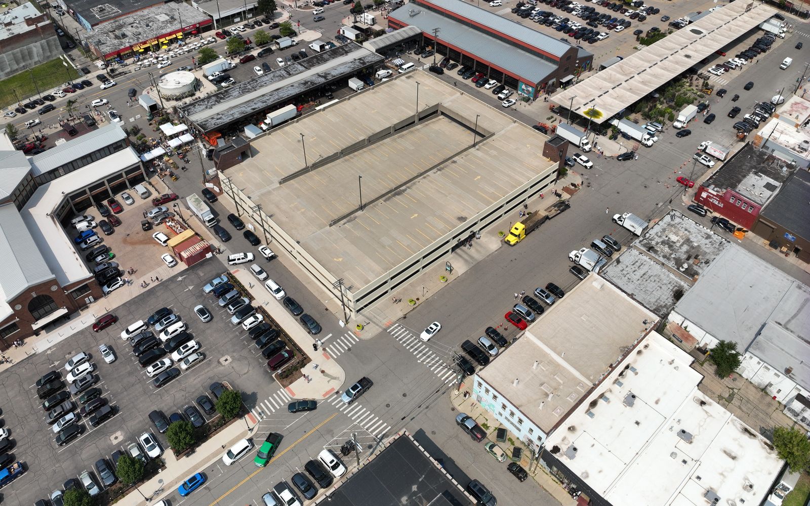 While vehicles circle the market searching for a space, the market adjacent paid parking garage sits at a very low utilization rate. Parkalytics was able to integrate 3rd party data for direct comparison.