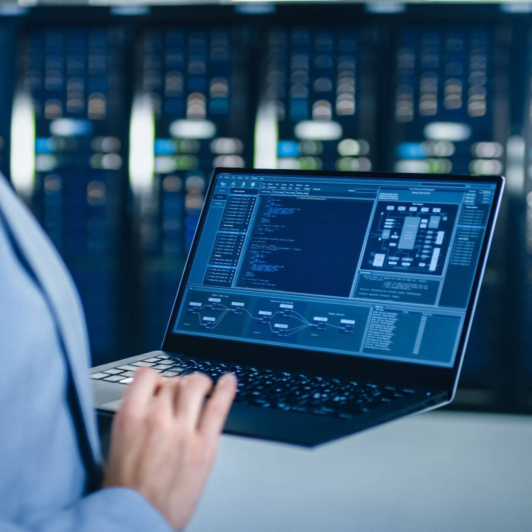 Persoon werkt op een laptop voor een serverruimte