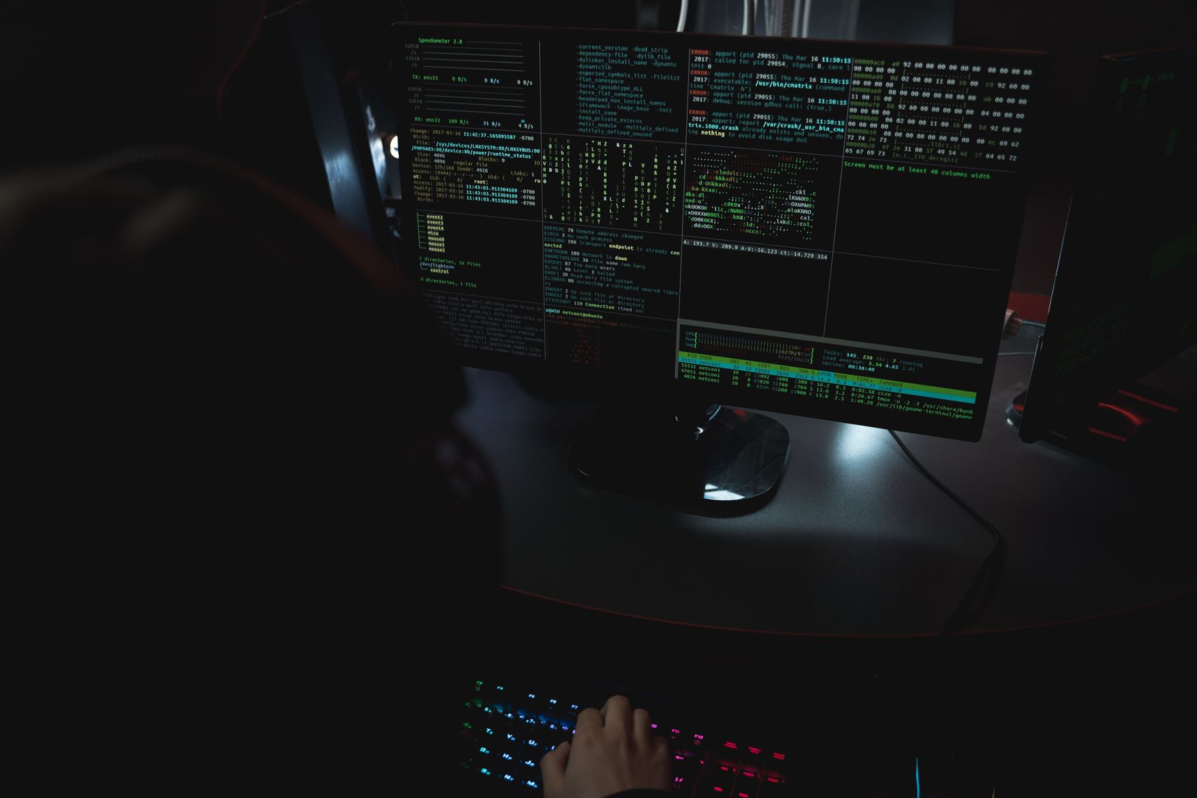 Monitoren met cybersecuritysoftware en code.