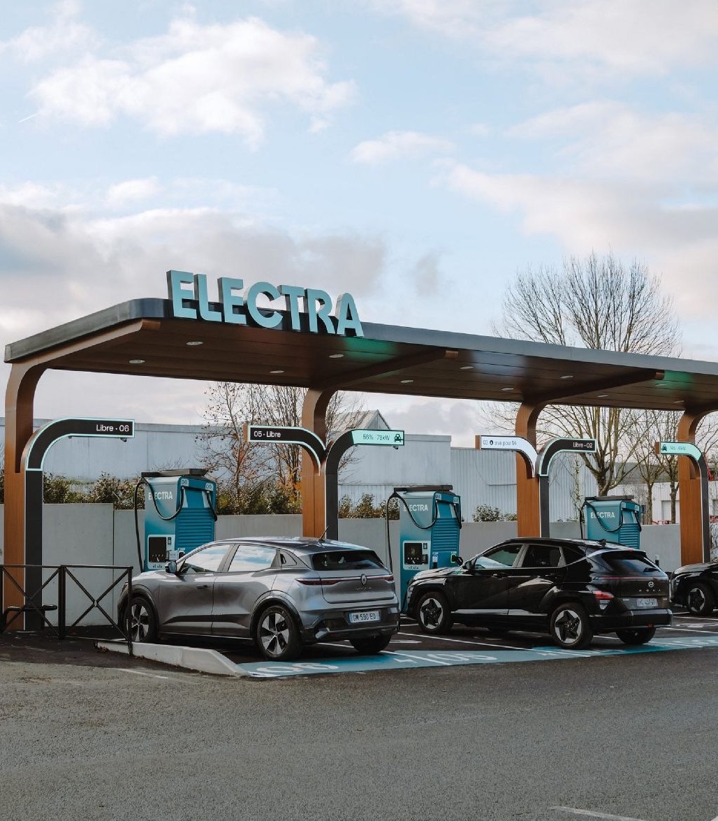 Station de recharge rapide Electra avec des véhicules électriques en charge