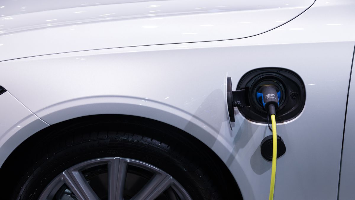 Elektrische bedrijfswagen wordt opgeladen