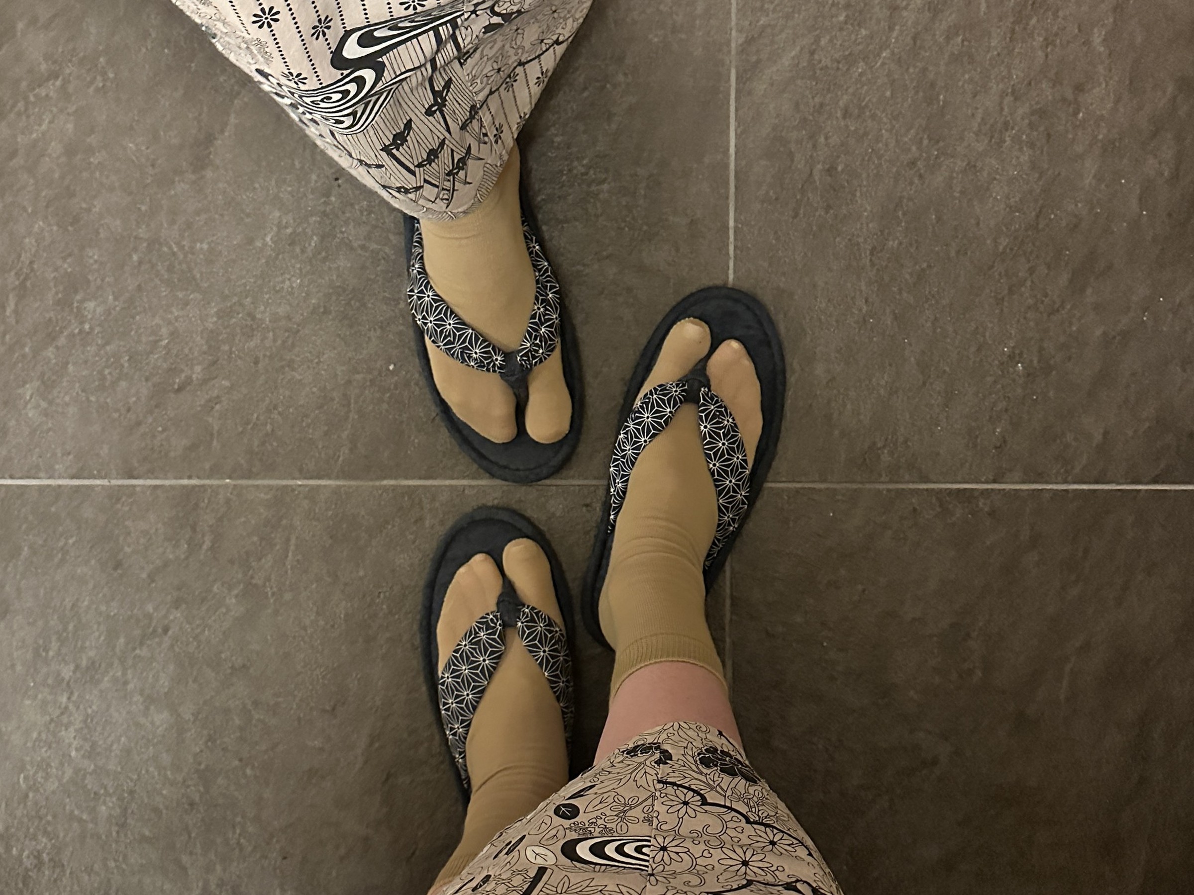 Yukata, tabi socks, and geta-style slippers worn in the entry area at Takanawa Hanakohro.