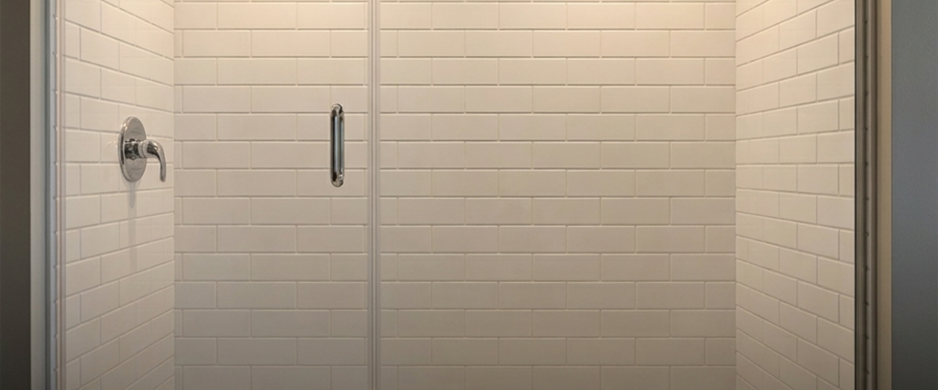 Cultured marble shower walls vs tile for hospitality procurement. B2B guide for hotels & multifamily.
