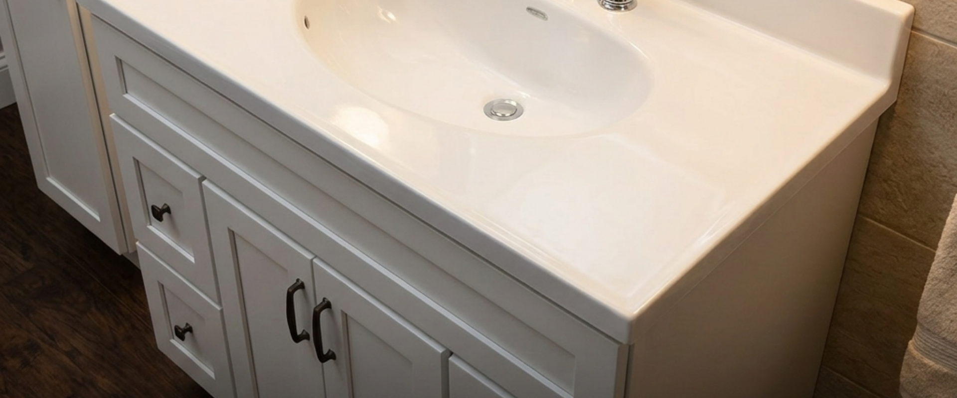 B2B cultured marble vanity tops, wholesale supplier. Streamline commercial bathroom & hotel renovation projects.