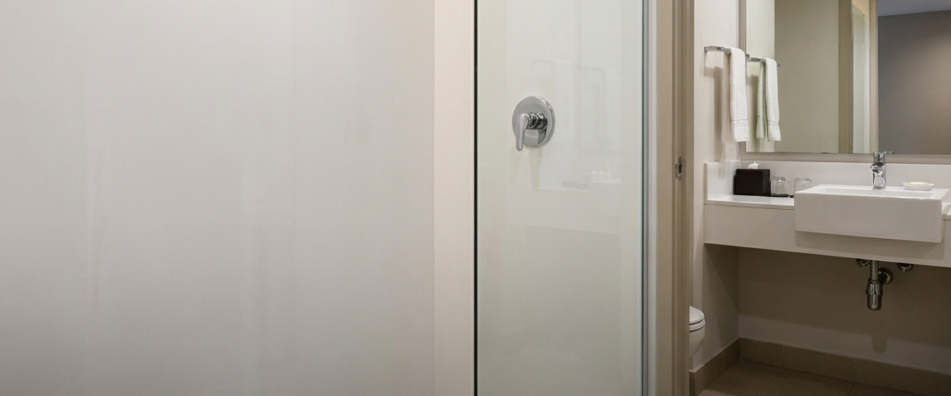 Cultured marble groutless shower panels: Optimize installation time & cost for B2B hotel & multifamily renovation.