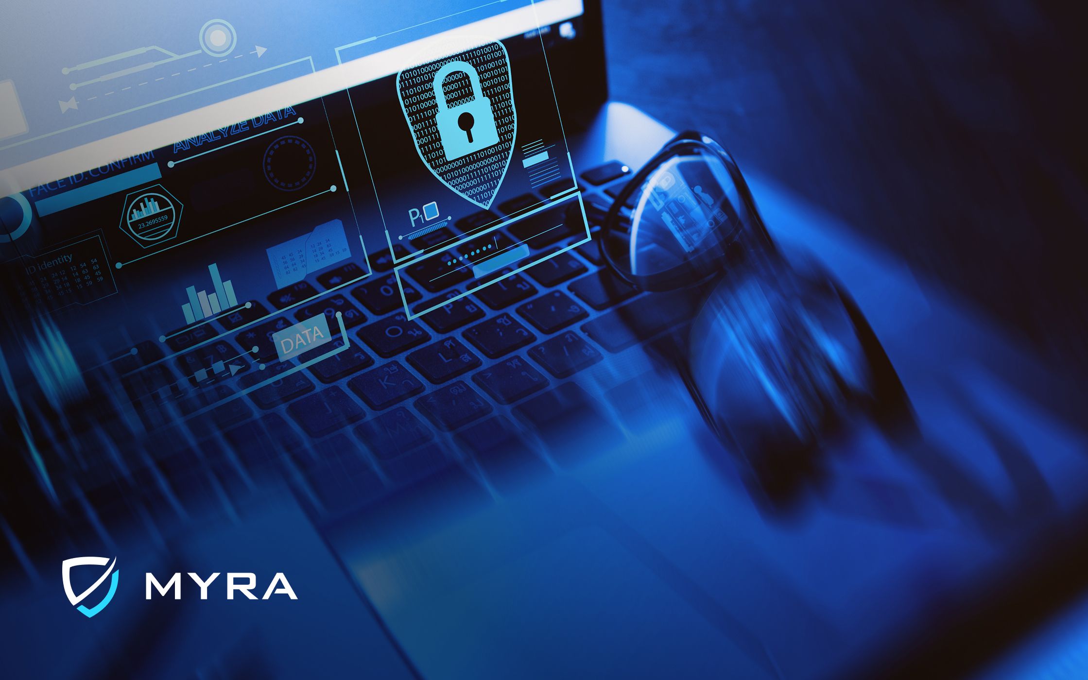 Ein Laptop mit eingeblendeten Grafiken zur digitalen Sicherheit, darunter ein Vorhängeschloss-Symbol. Auf der Tastatur liegt eine Brille. Das Branding zeigt „MYRA“ mit einem Schild-Logo.