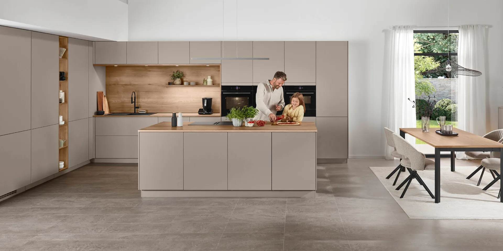 Vader met dochter in de keuken
