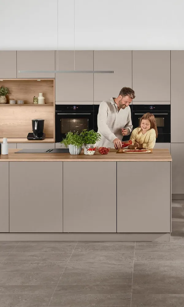 Vader met dochter in de keuken