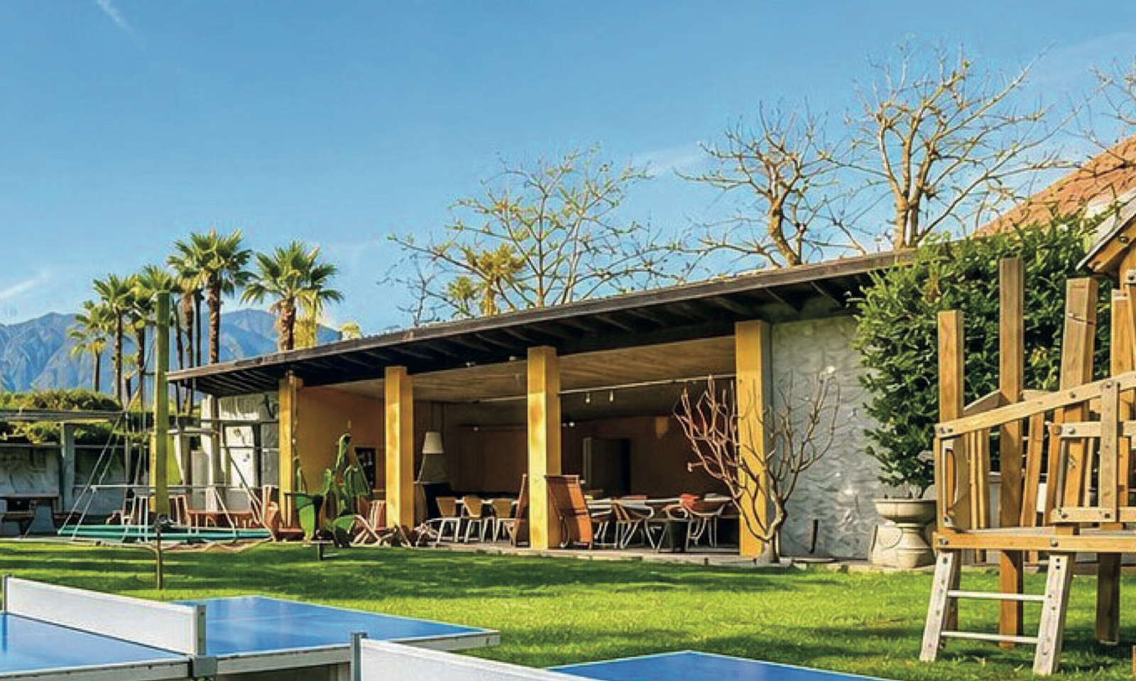 Parkhotel Emmaus in Losone am Lago Maggiore mit Garten, Palmen und Pingpong-Tischen