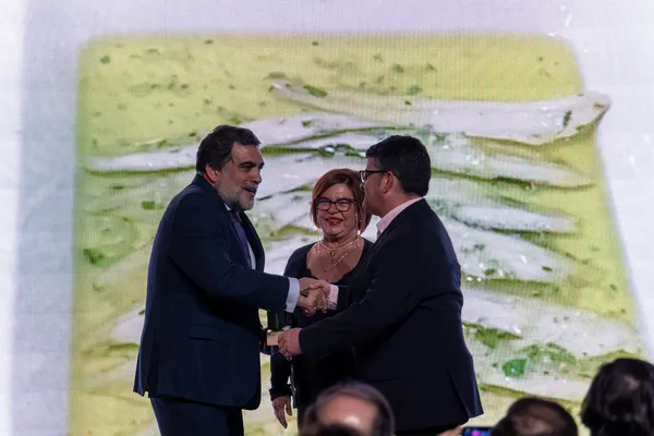 Kike Martínez Award Handshake by Manu Camara