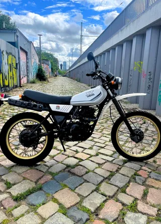 Pocket-Rocket_Bike wartet auf ihren Einsatz beim Pothole Rodeo. Yamaha XT in Berlin.