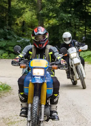 2 Motorräder fahren auf einer Schotterstraße beim Pothole Rodeo